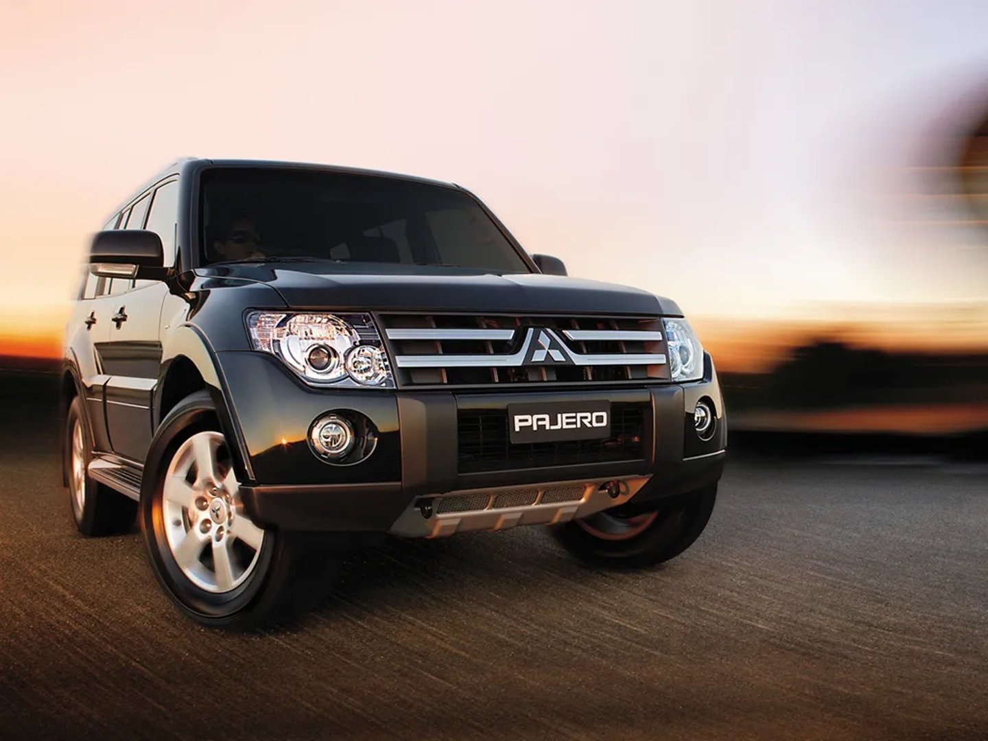 Mitsubishi_Pajero_4_generation__SUV_5-doors__7.jpg