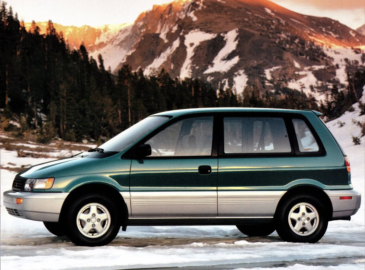 Mitsubishi_Space_Runner_1_generation__Compact_Van__1.jpg