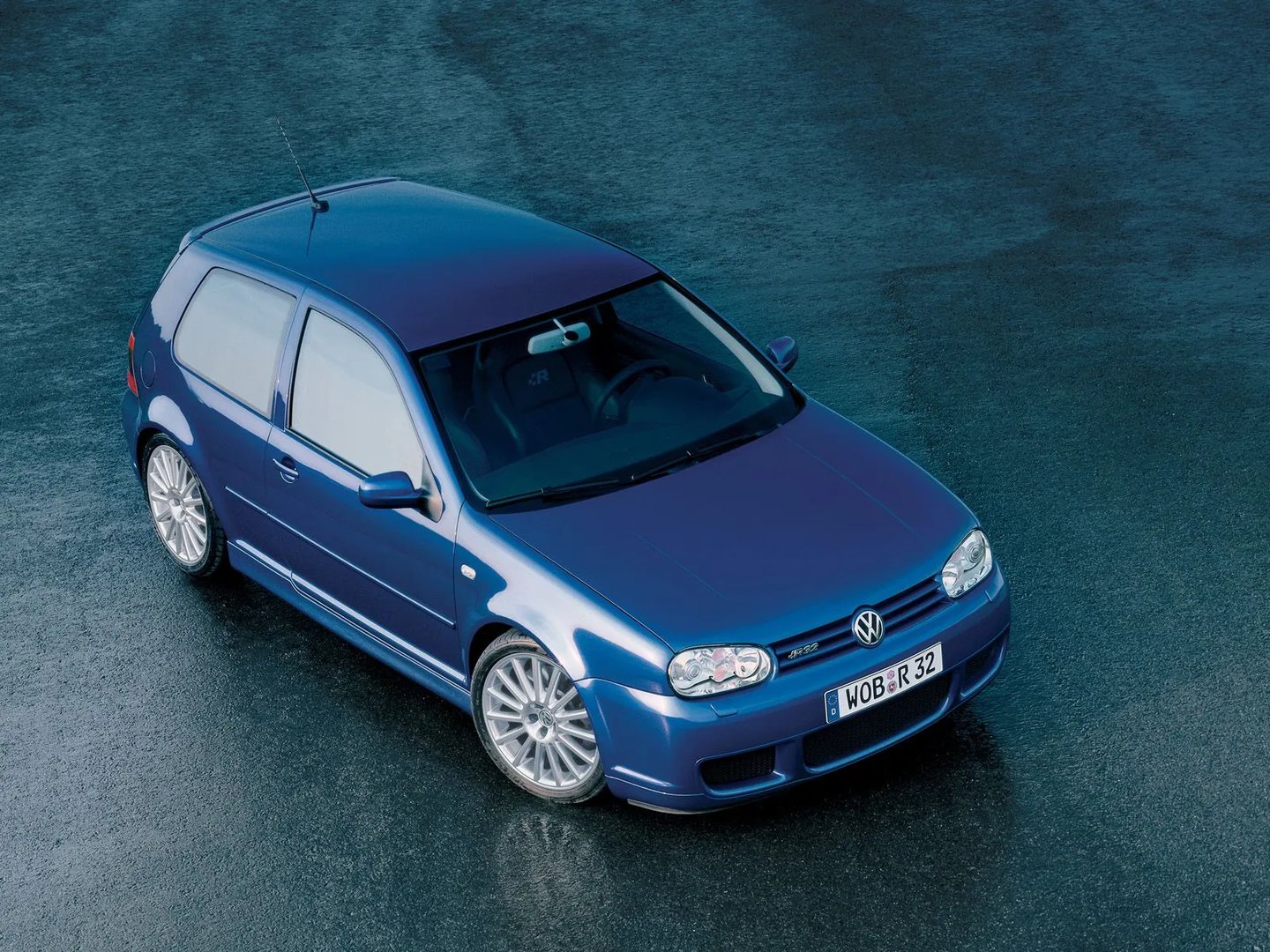 Volkswagen_Golf_R32_4_generation__Hatchback_3-door__4.jpg
