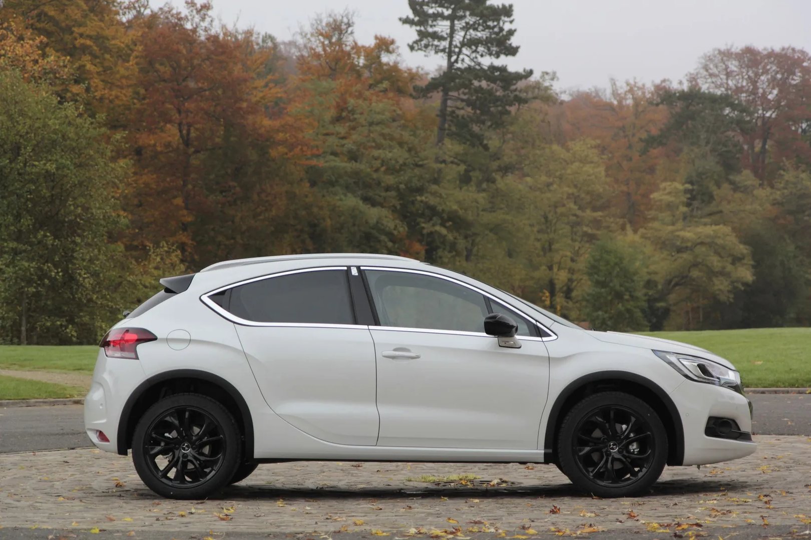DS_4_Crossback_1_generation__SUV_5-doors__1.jpg