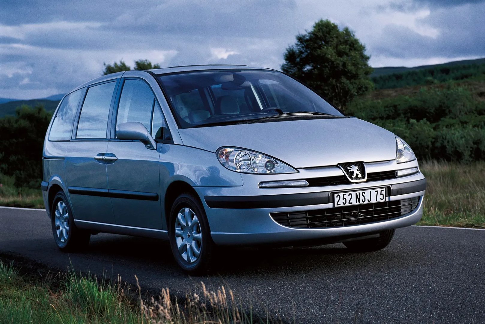 Peugeot_807_1_generation__Compact_Van__1.jpg