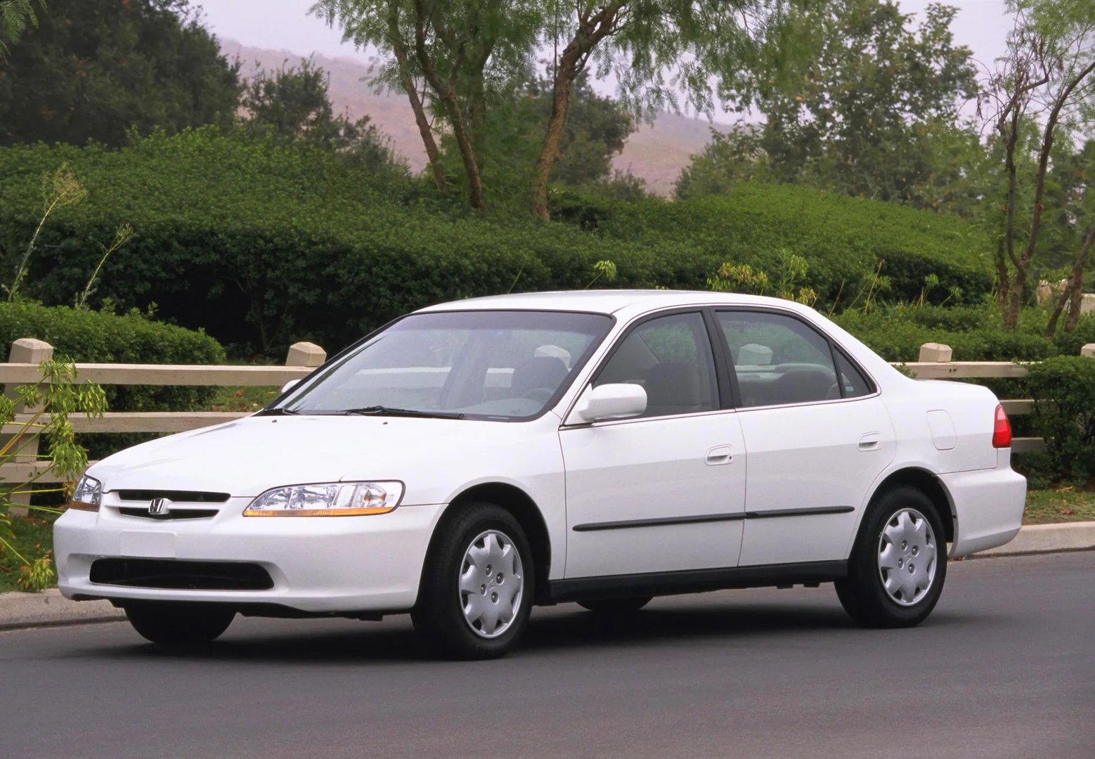 Honda_Accord_(USA)_6_generation__Sedan__1.jpg