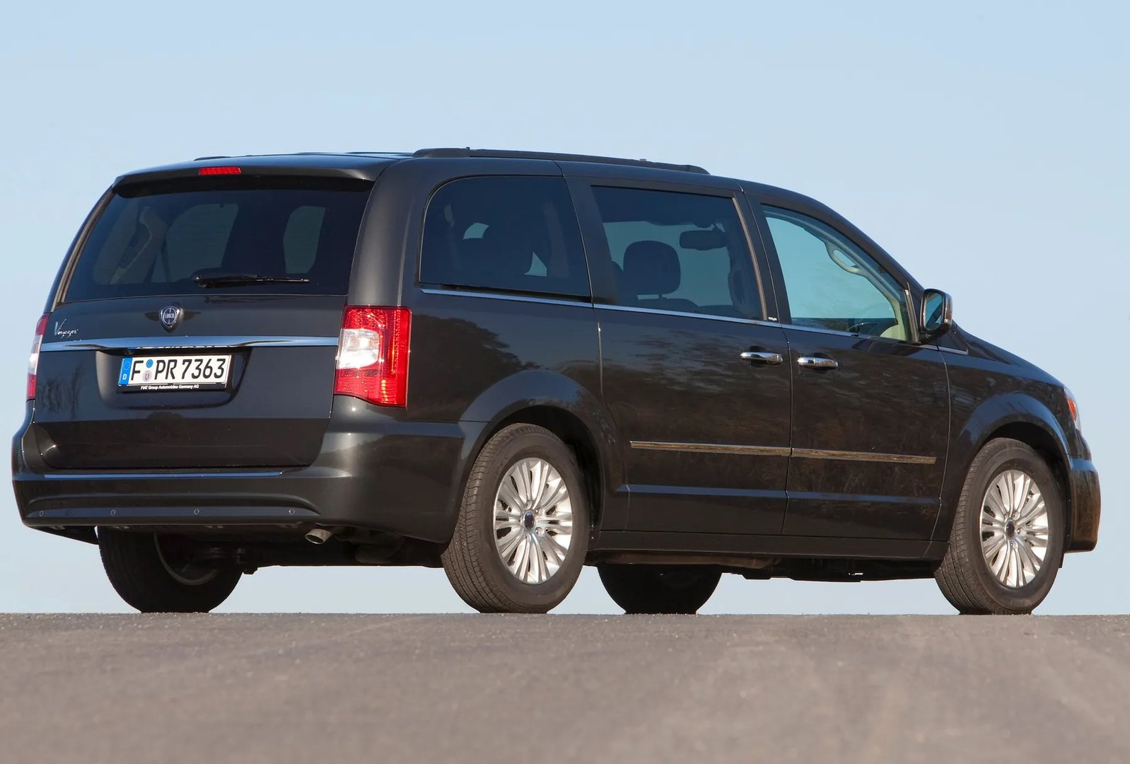 Lancia_Voyager_1_generation__Minivan__1.jpg