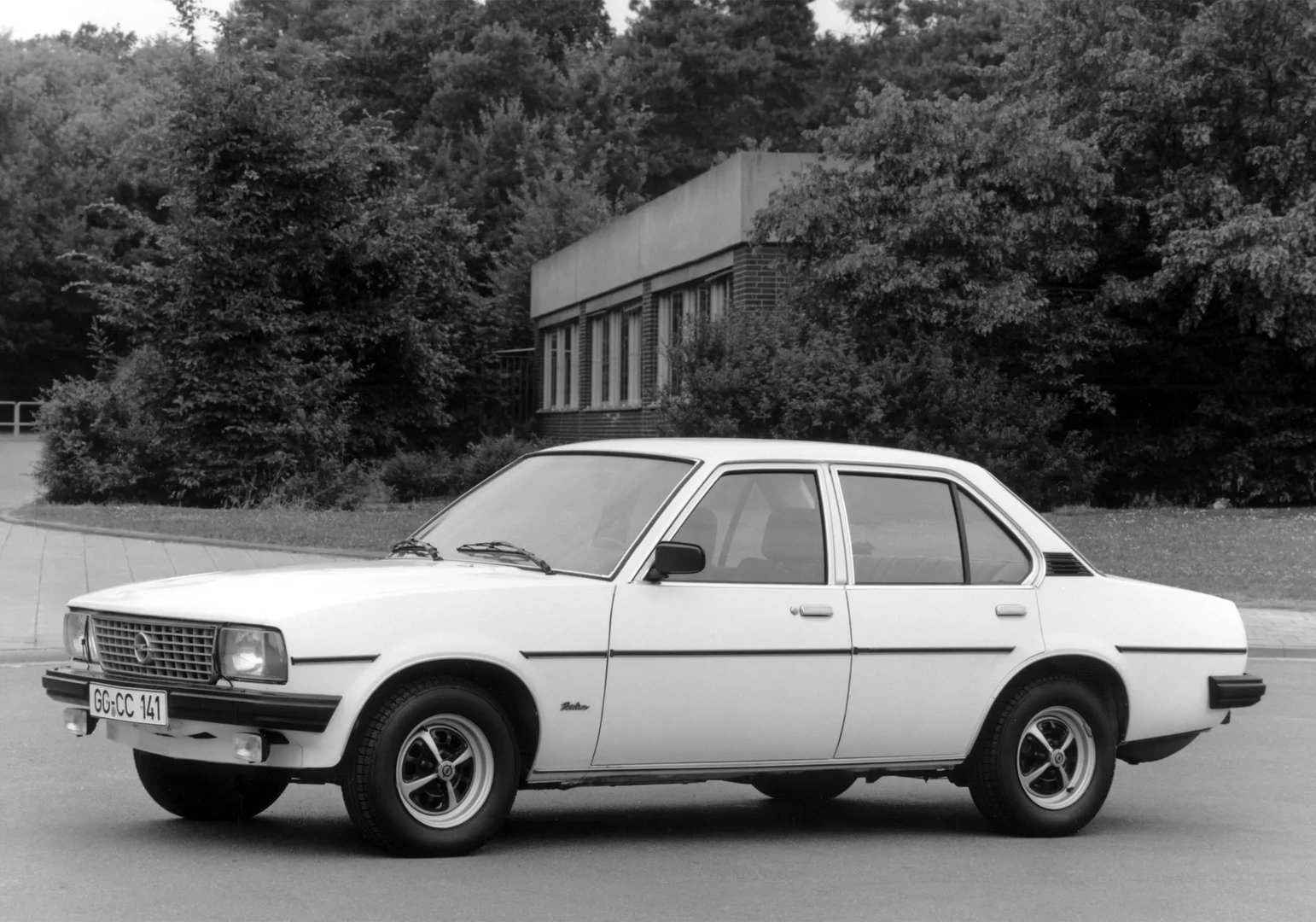 Opel_Ascona_2_generation__Sedan__10.jpg