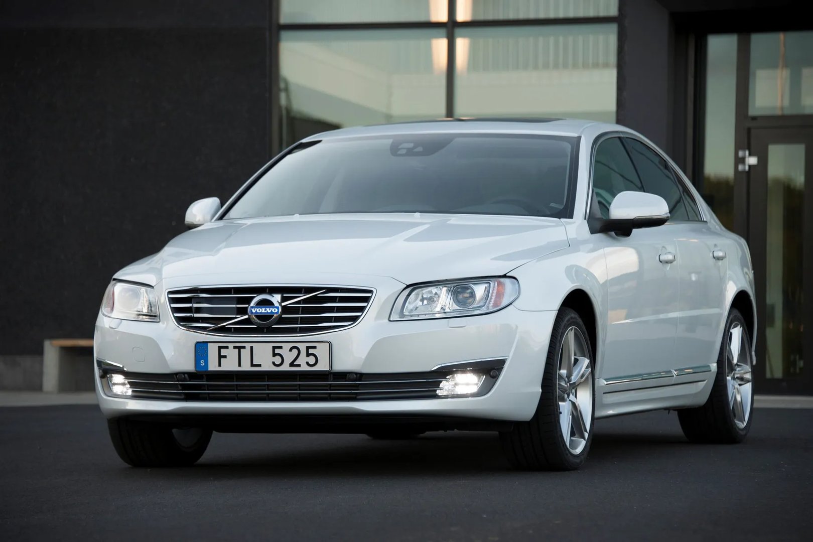 Volvo_S80_2_generation_restyling_2__Sedan__5.jpg