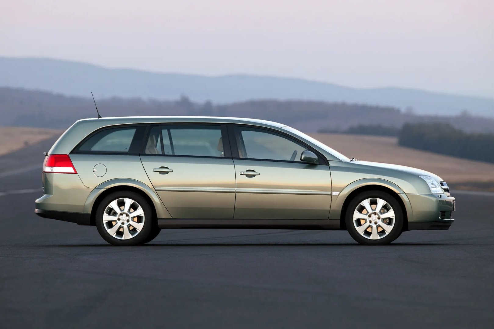 Opel_Vectra_3_generation__Estate_5-door__6.jpg