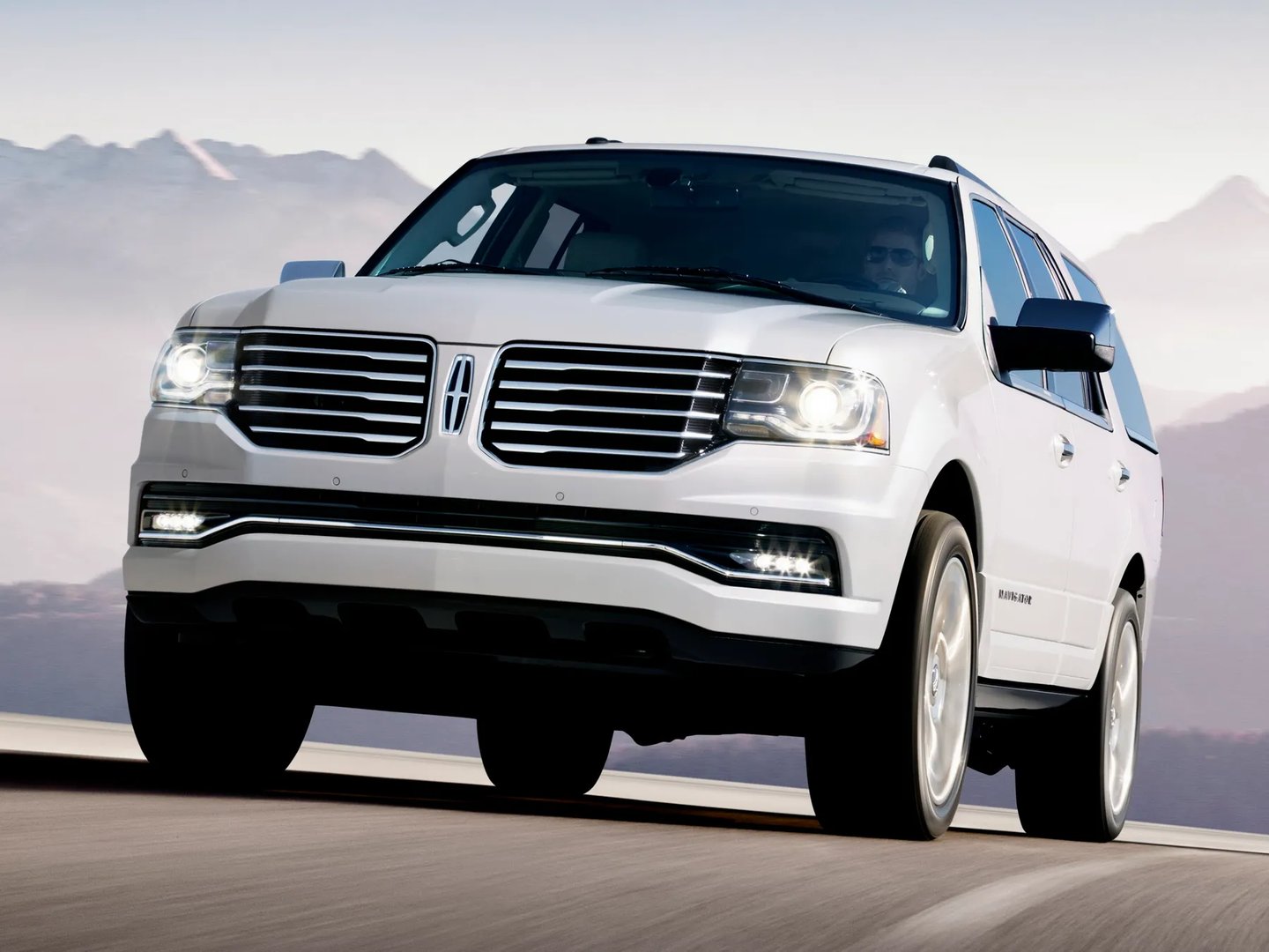 Lincoln_Navigator_3_generation_restyling__SUV_5-doors__10.jpg