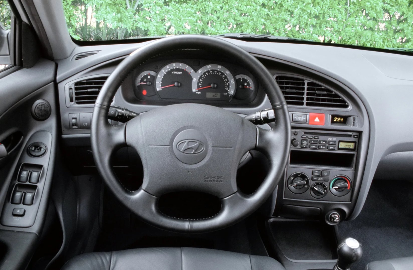 Hyundai_Elantra_3_generation__Hatchback_5-door__12.jpg