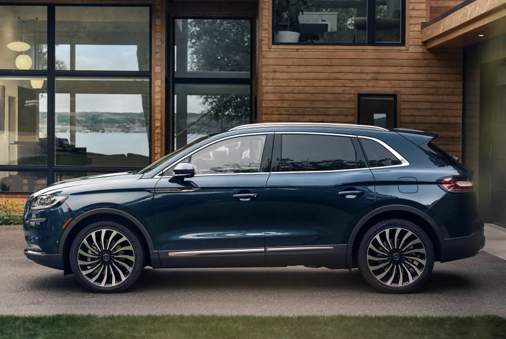 Lincoln_Nautilus_1_generation_restyling_1__SUV_5-doors__3.jpg