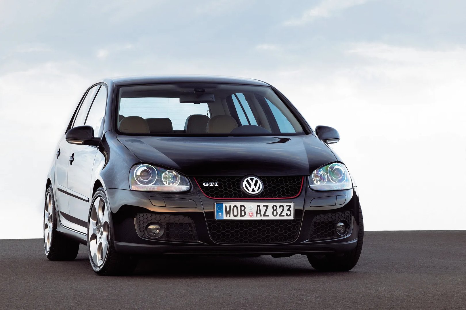 Volkswagen_Golf_GTI_5_generation__Hatchback_5-door__1.jpg