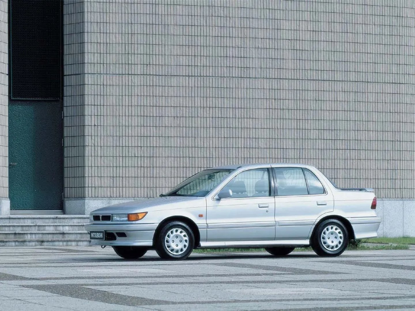 Mitsubishi_Lancer_6_generation__Sedan__3.jpg