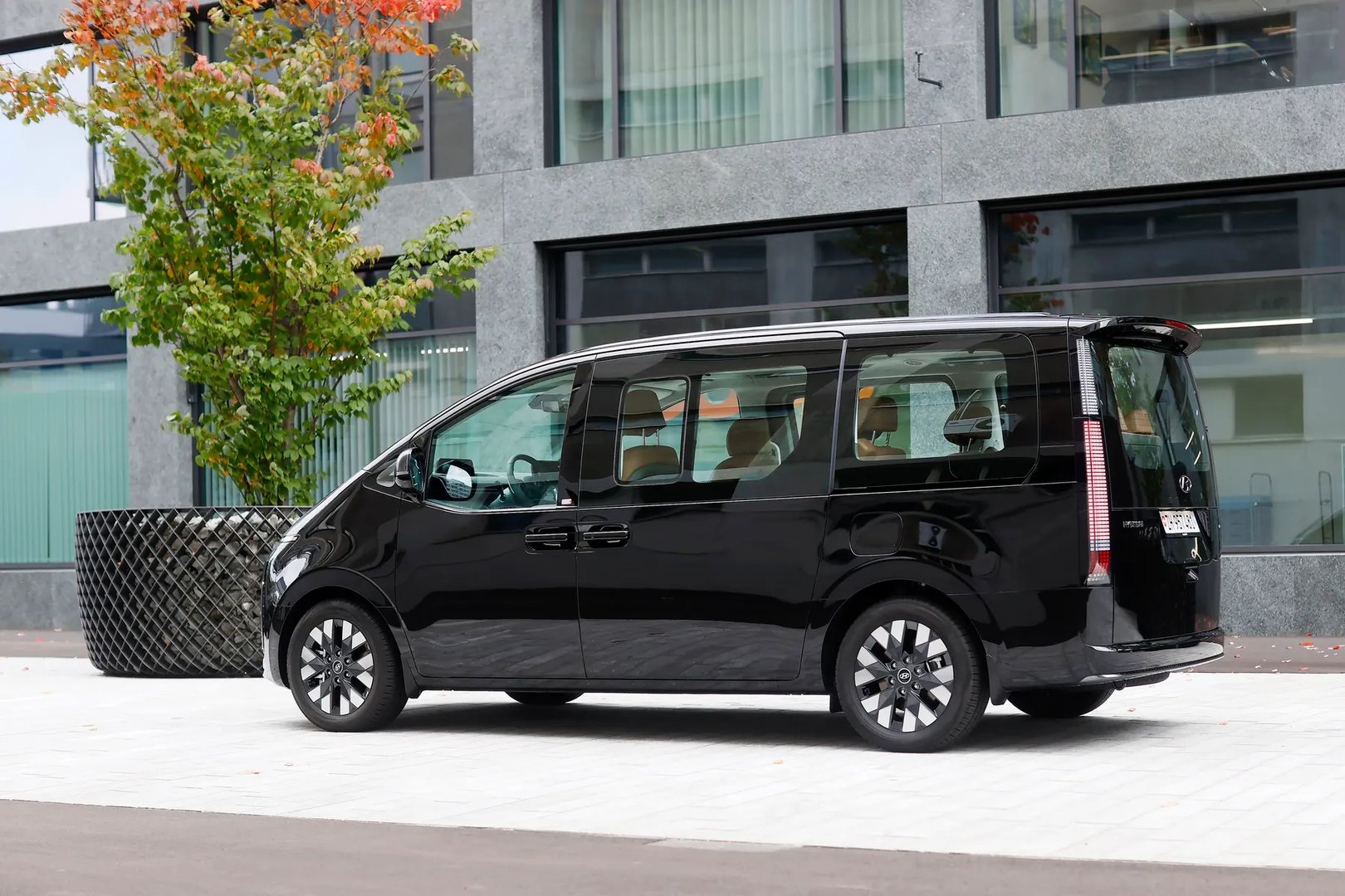 Hyundai_Staria_1_generation__Minivan__2.jpg