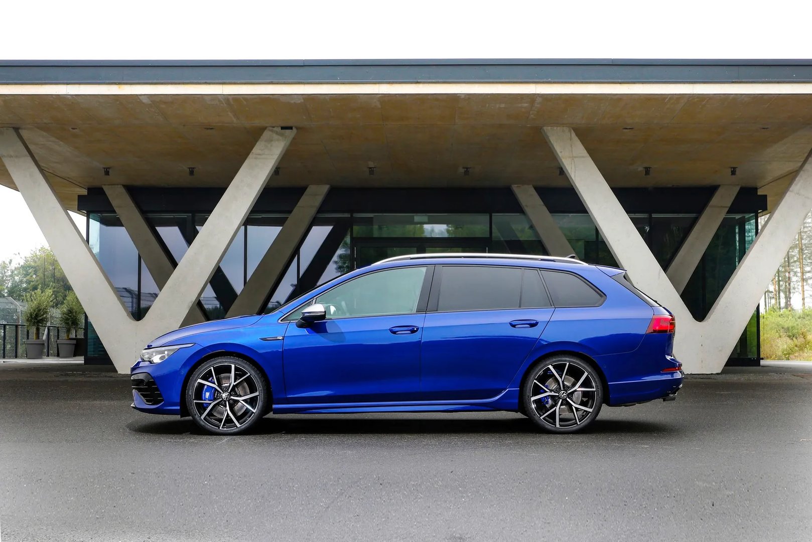 Volkswagen_Golf_R_8_generation__Estate_5-door__11.jpg