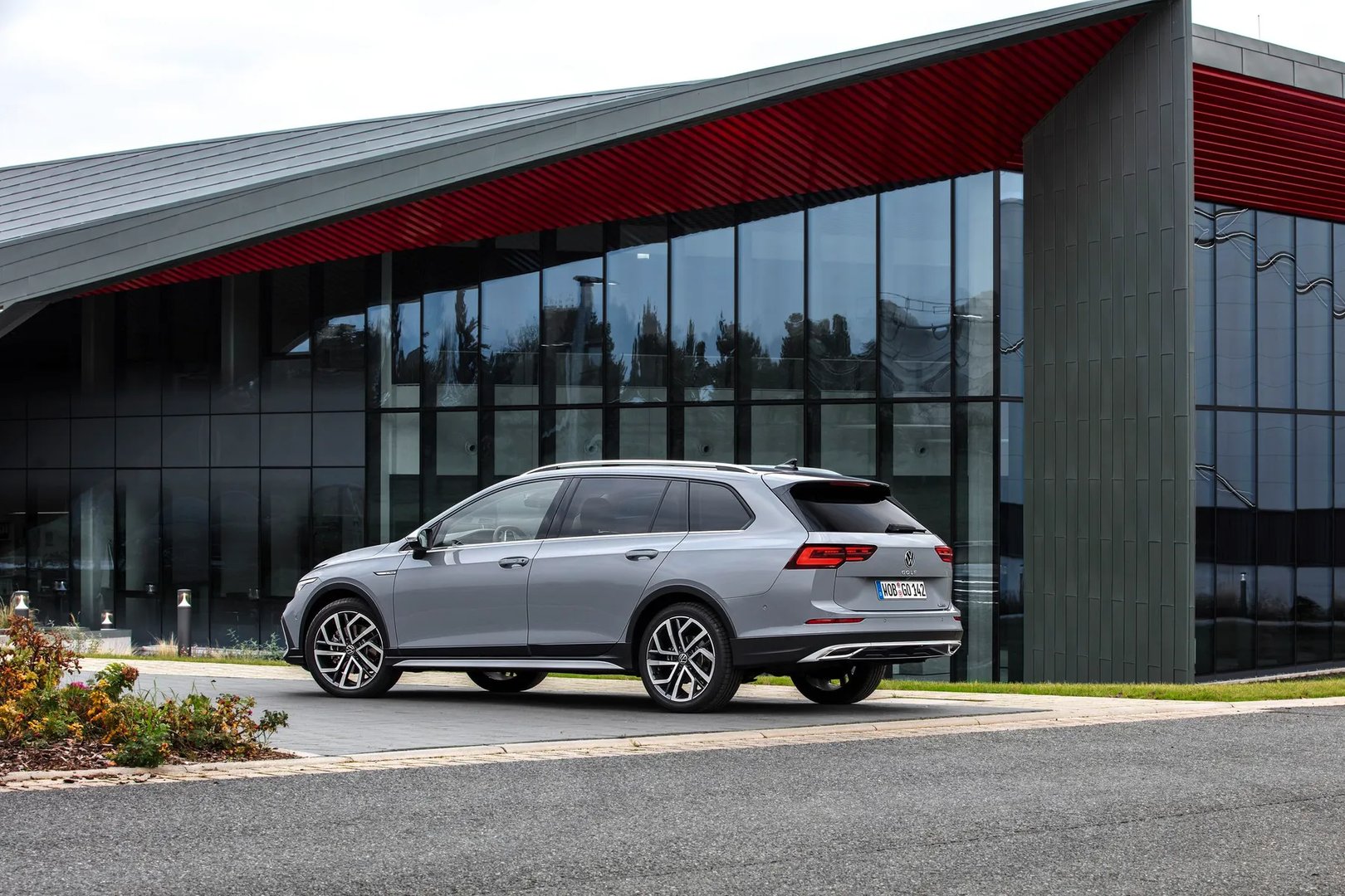 Volkswagen_Golf_Alltrack_8_generation__Estate_5-door__6.jpg