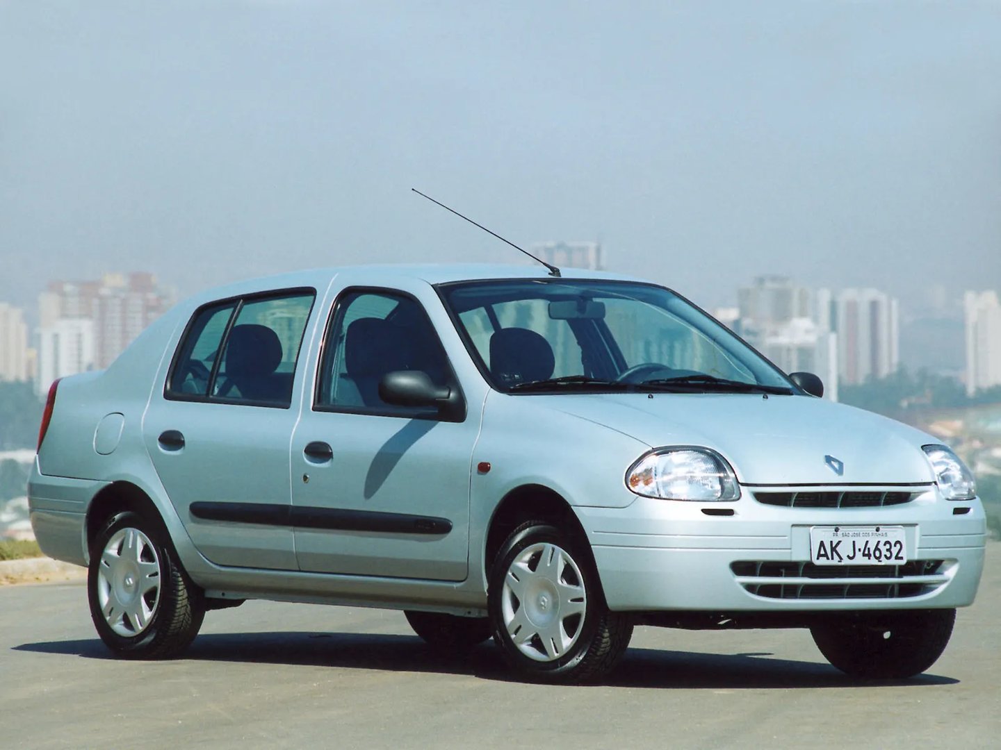 Renault_Clio_2_generation__Sedan__5.jpg