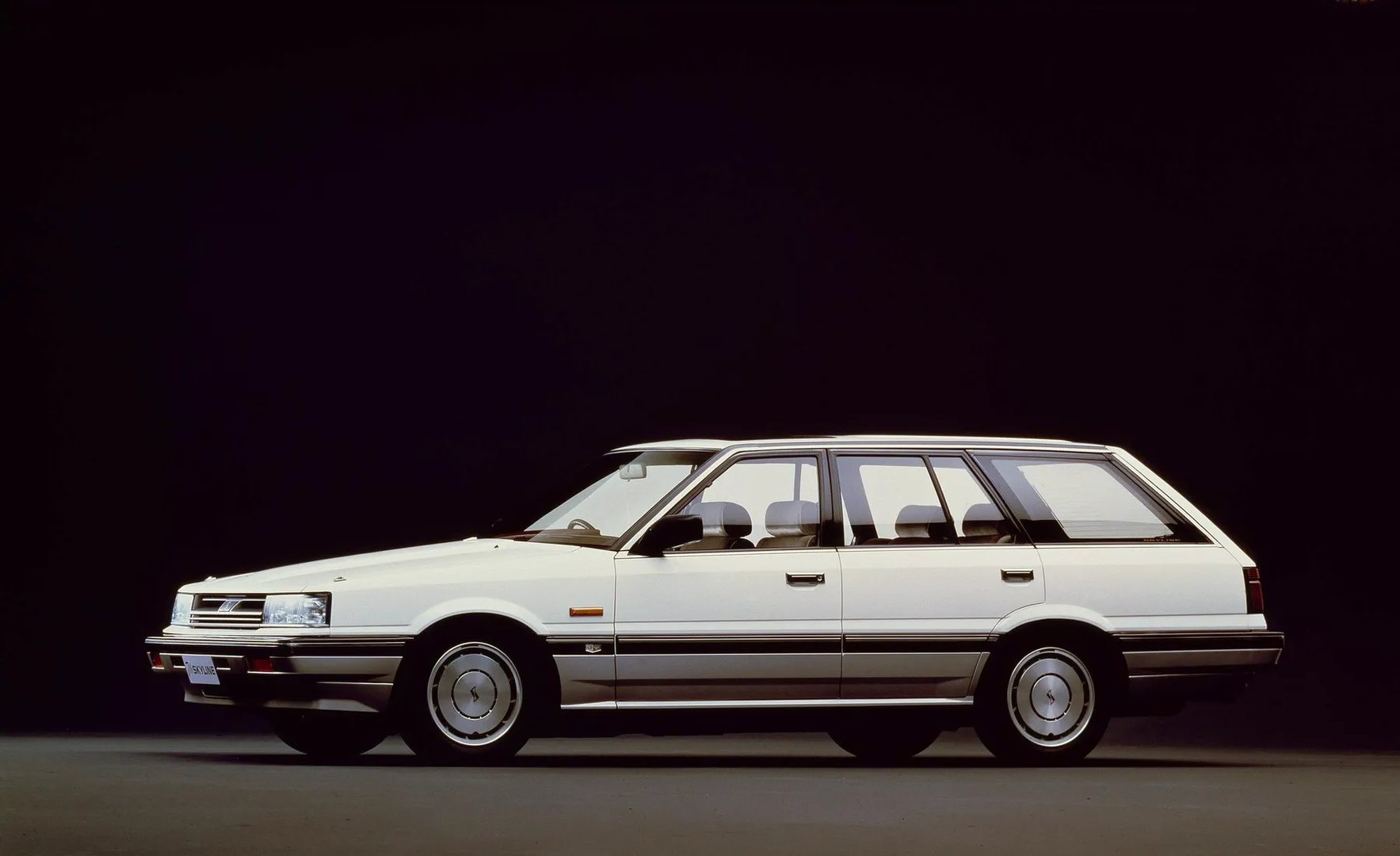Nissan_Skyline_7_generation__Estate_5-door__2.jpg