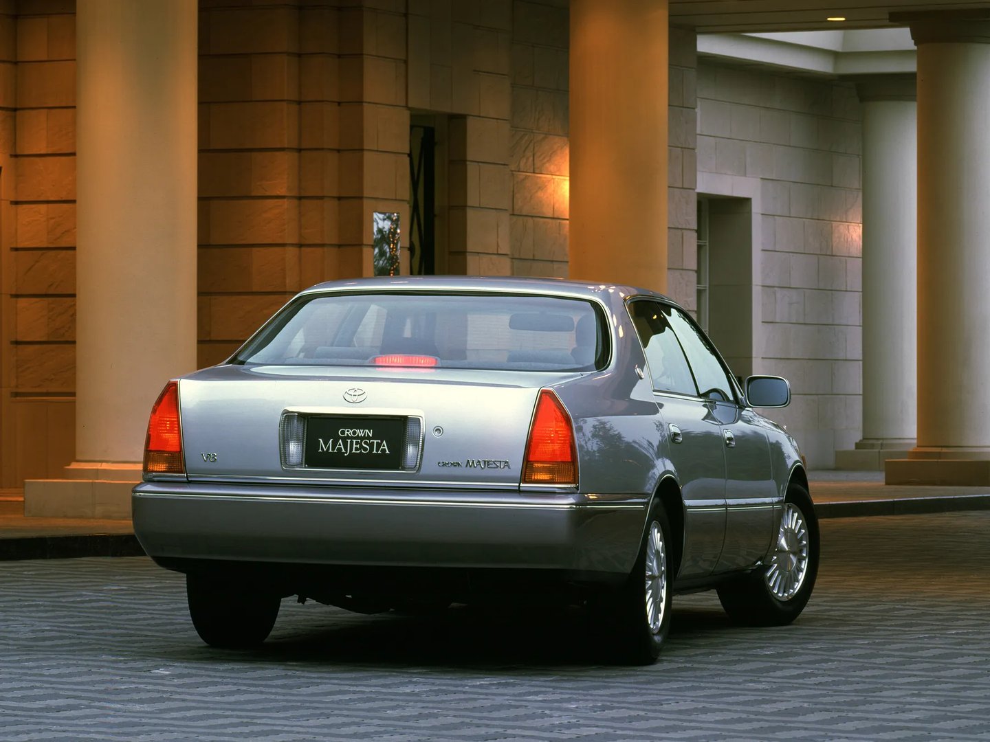 Toyota_Crown_Majesta_2_generation__Sedan__1.jpg