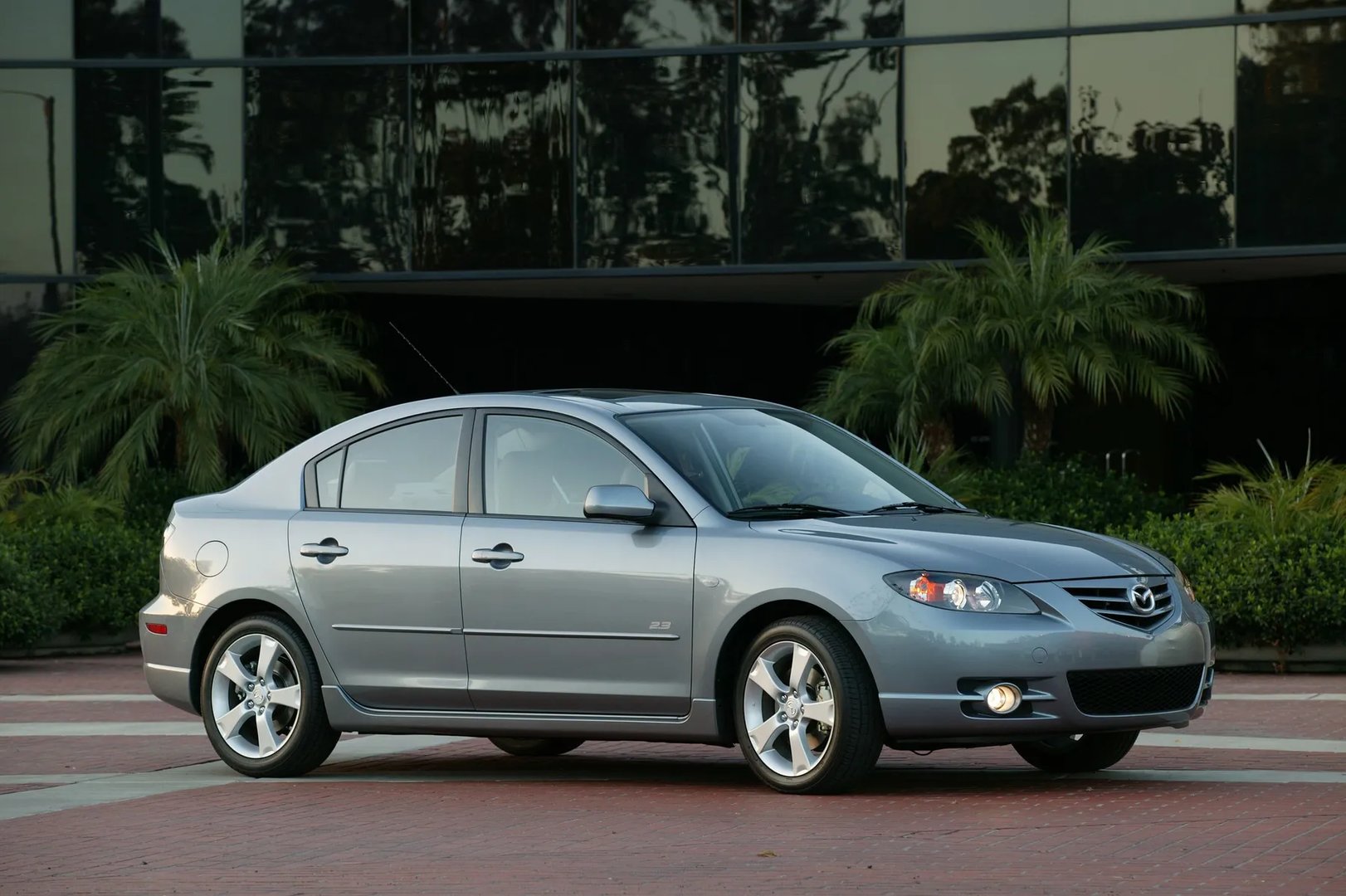 Mazda_3_1_generation__Sedan__1.jpg