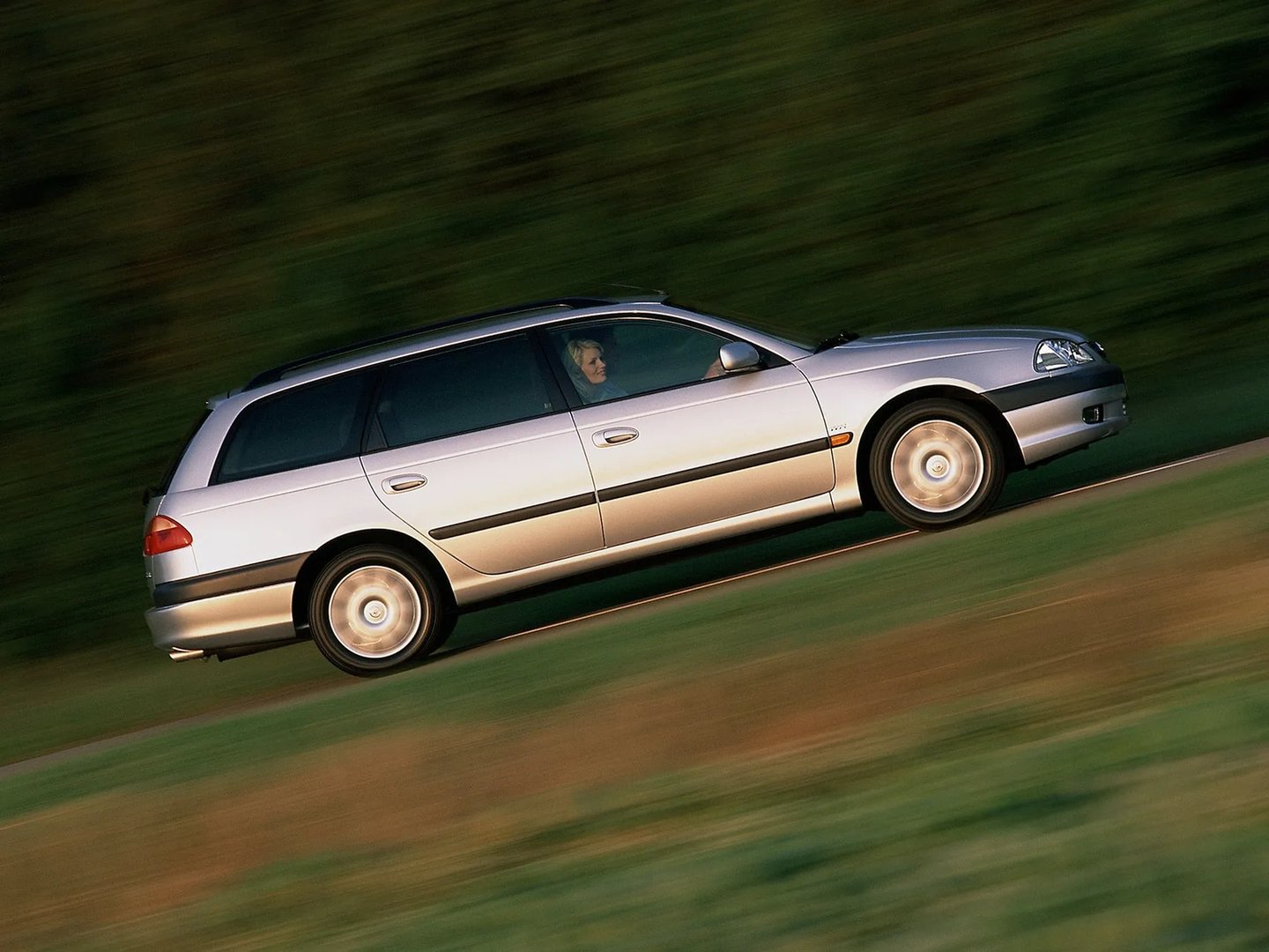 Toyota_Avensis_1_generation_restyling__Estate_5-door__5.jpg