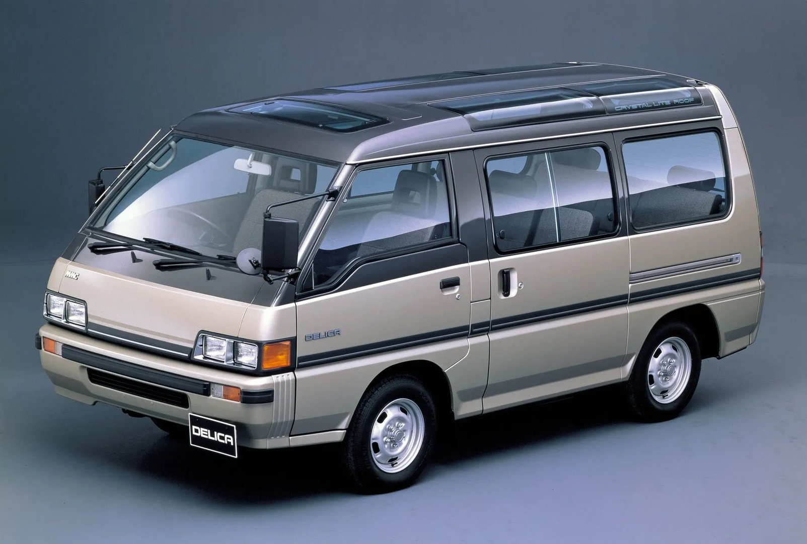 Mitsubishi_Delica_3_generation__Minivan__2.jpg
