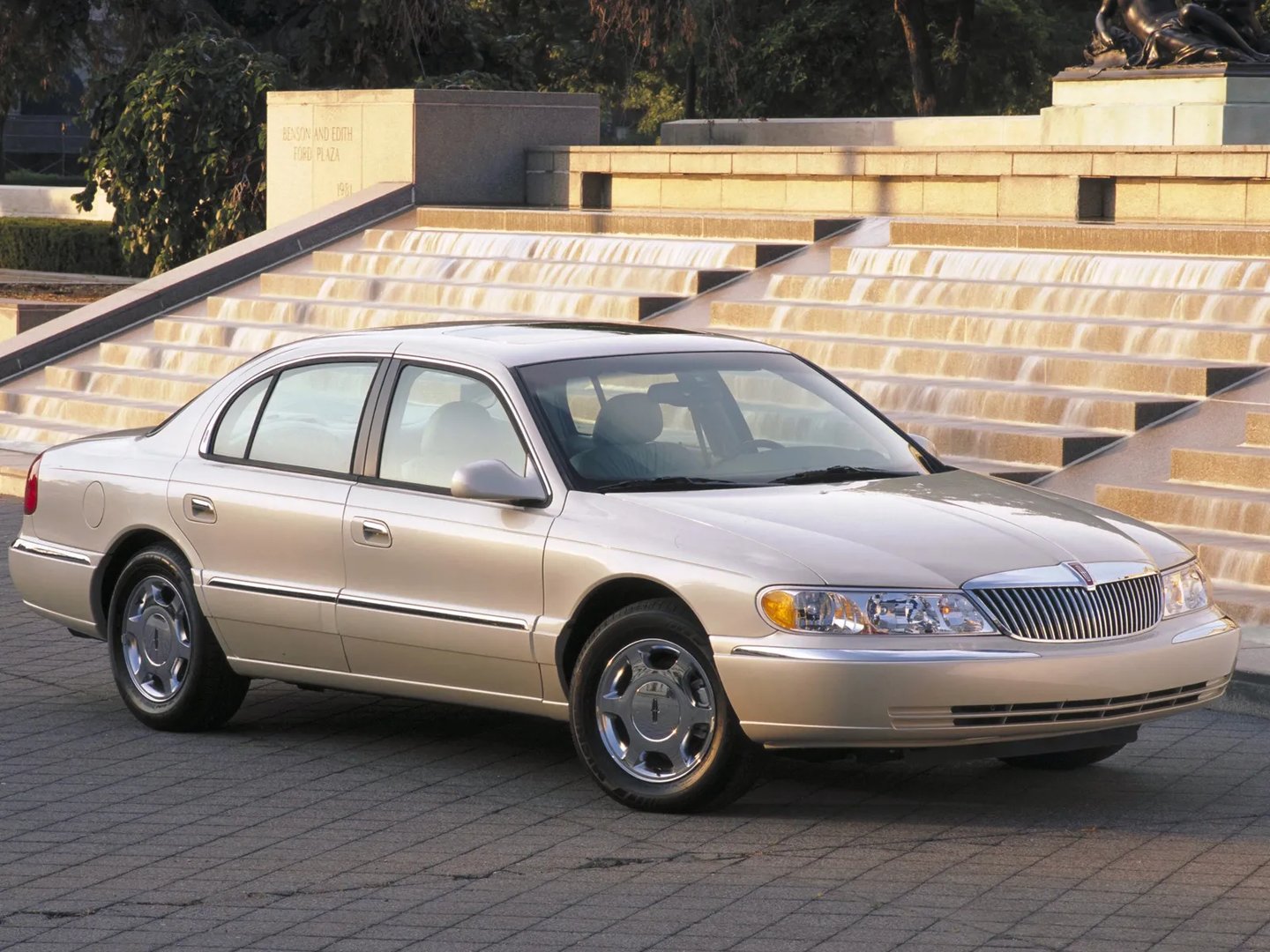 Lincoln_Continental_9_generation__Sedan__1.jpg