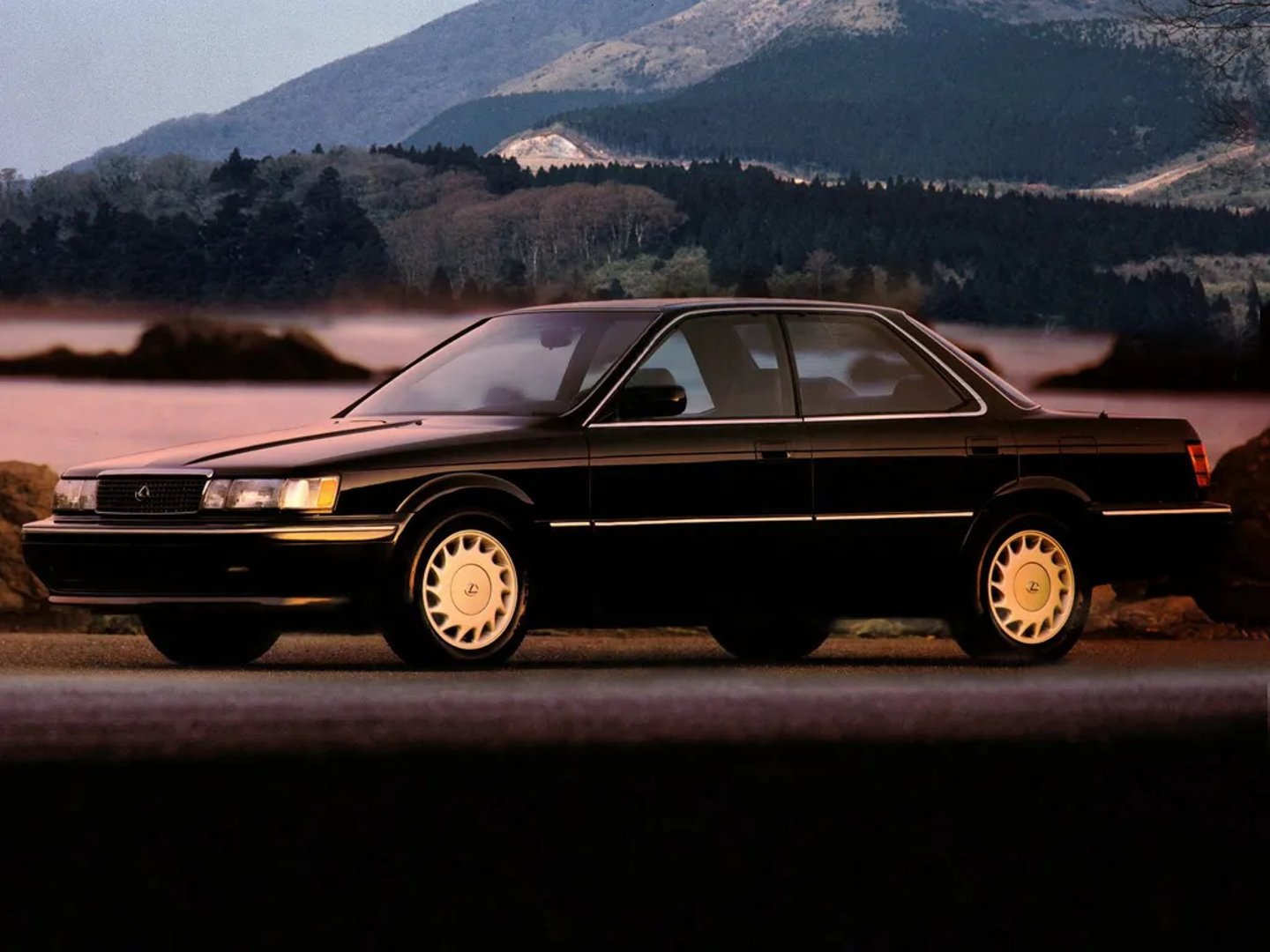 Lexus_ES_1_generation__Sedan__2.jpg