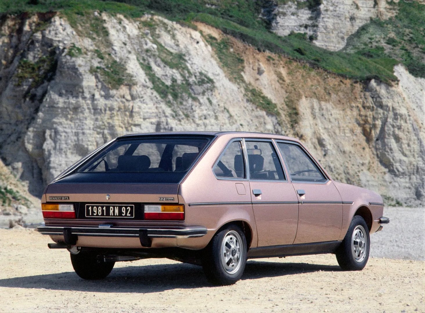Renault_20_1_generation__Hatchback_5-door__11.jpg