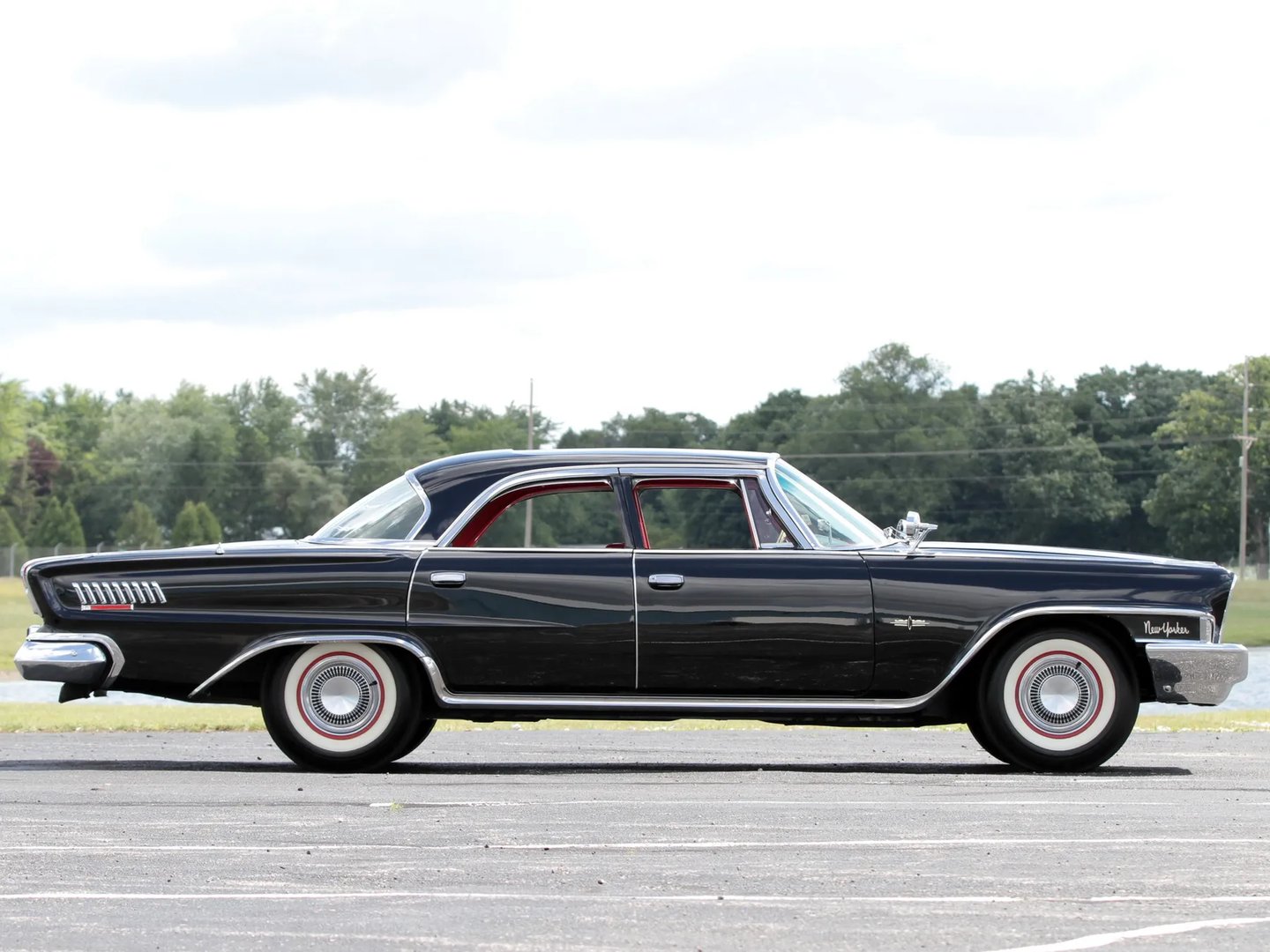 Chrysler_New_Yorker_6_generation__Sedan__2.jpg