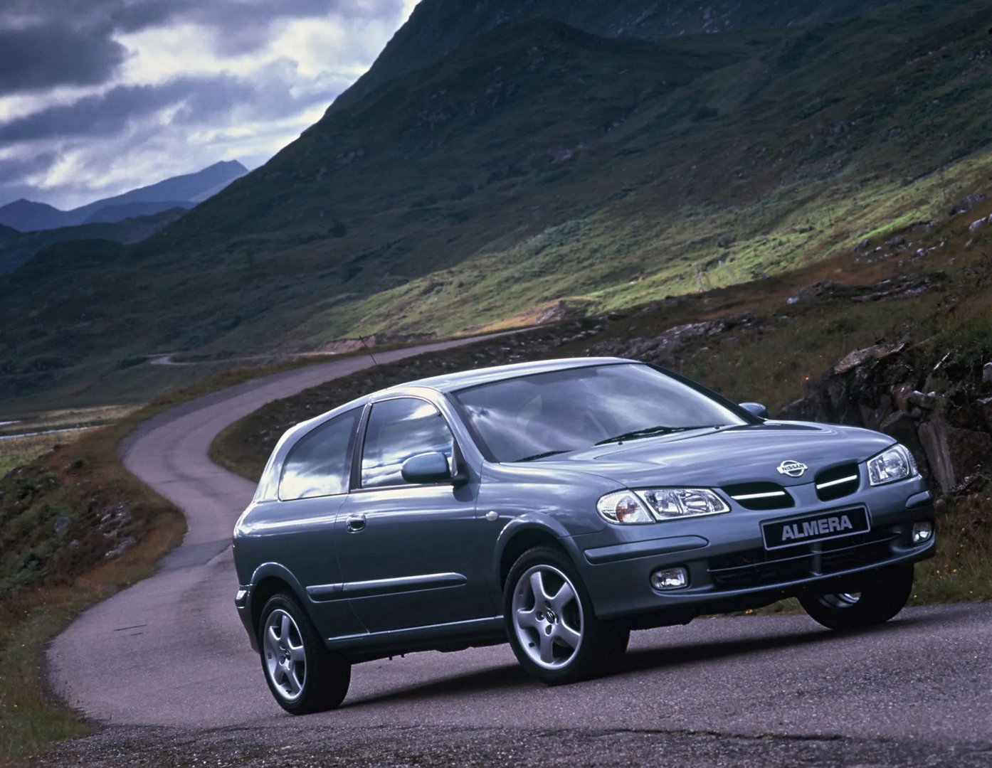 Nissan_Almera_2_generation__Hatchback_3-door__2.jpg