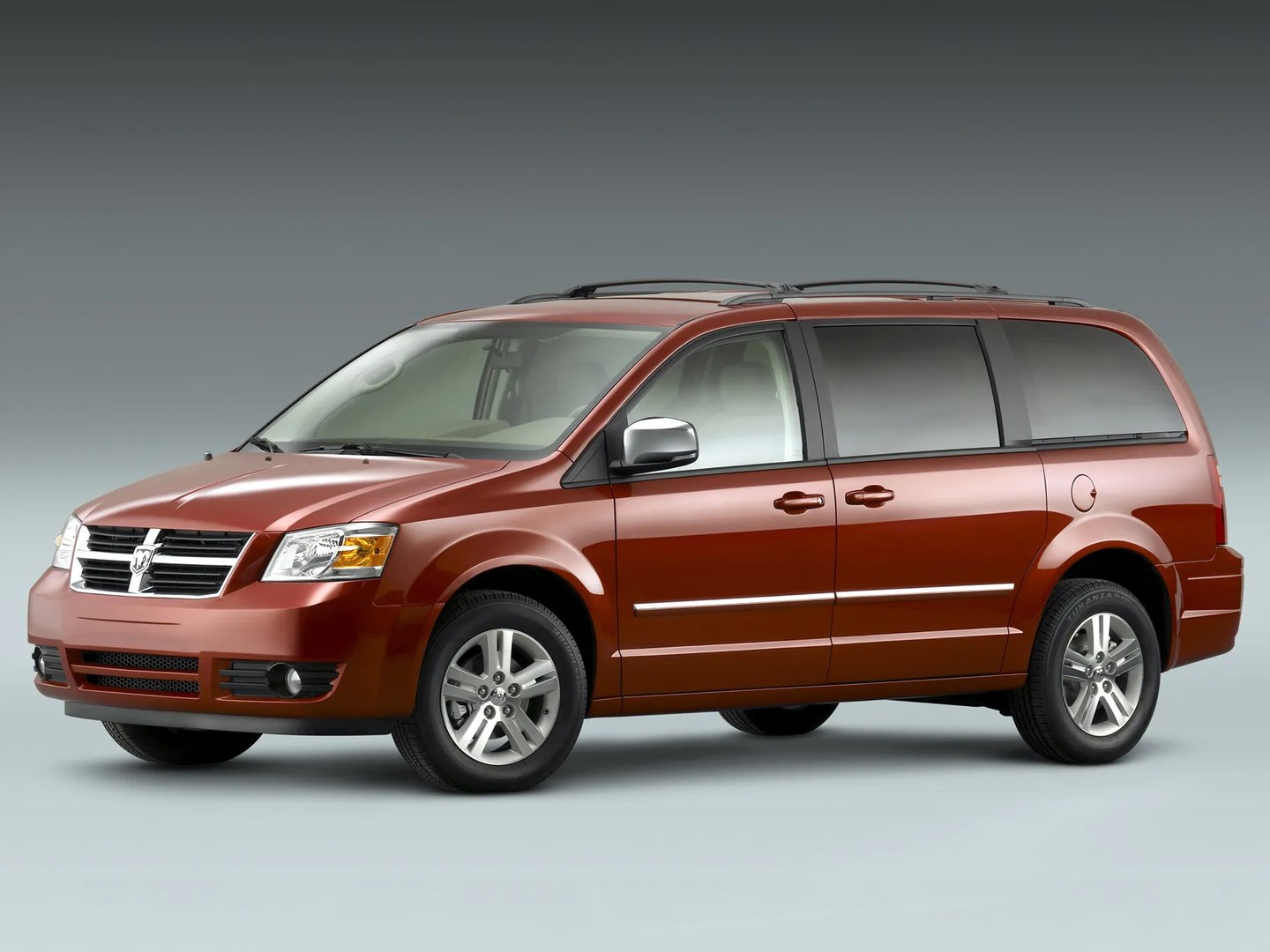 Dodge_Caravan_5_generation__Minivan__1.jpg