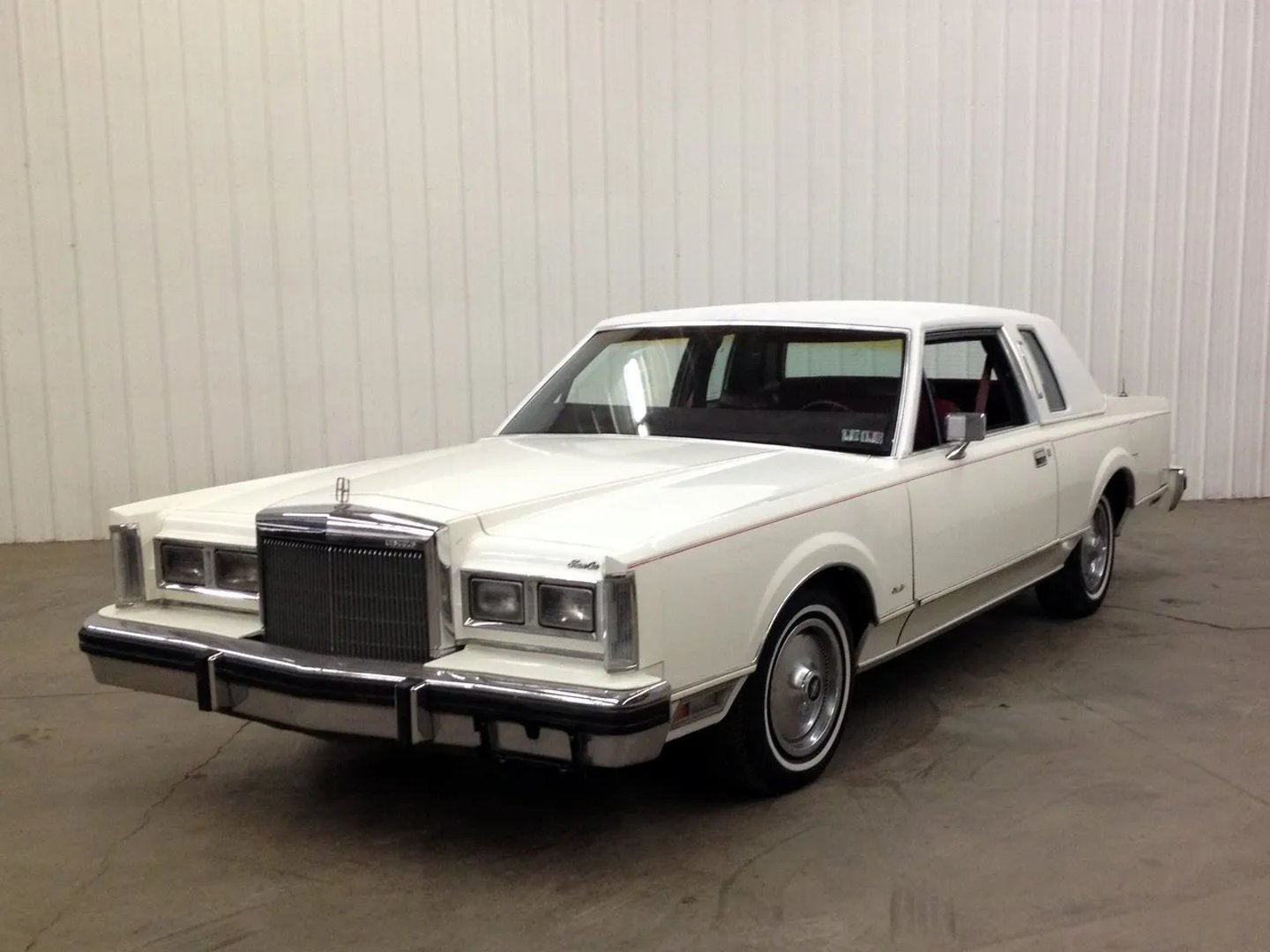 Lincoln_Town_Car_1_generation__Coupe__3.jpg