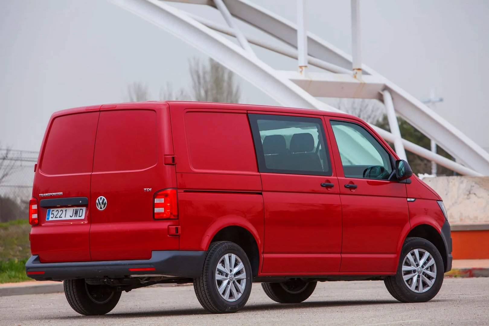 Volkswagen_Transporter_6_generation__Minivan_Long__2.jpg