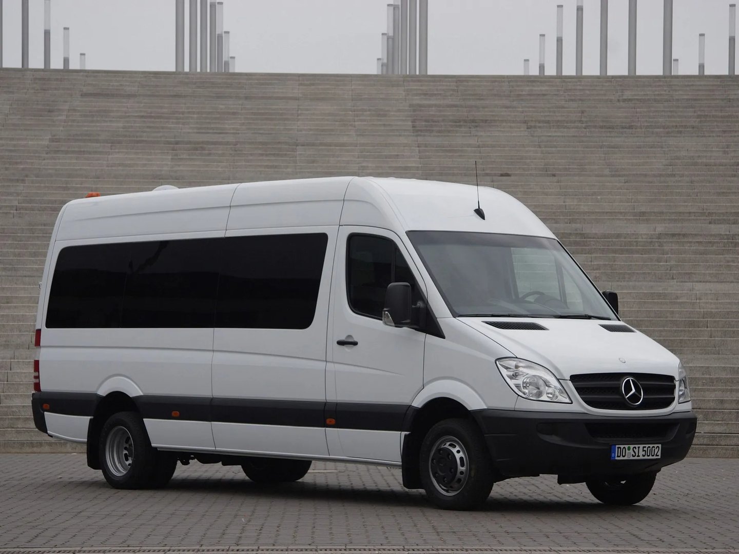 Mercedes_Sprinter_2_generation__Minibus__main.jpg