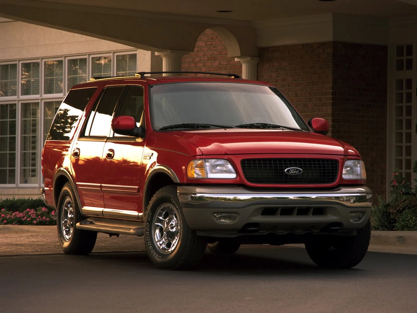 Ford_Expedition_1_generation__SUV_5-doors__6.jpg