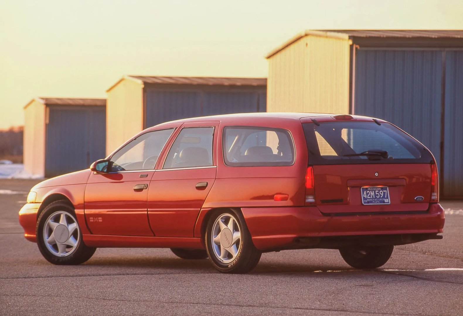Ford_Taurus_2_generation__Estate_5-door__1.jpg