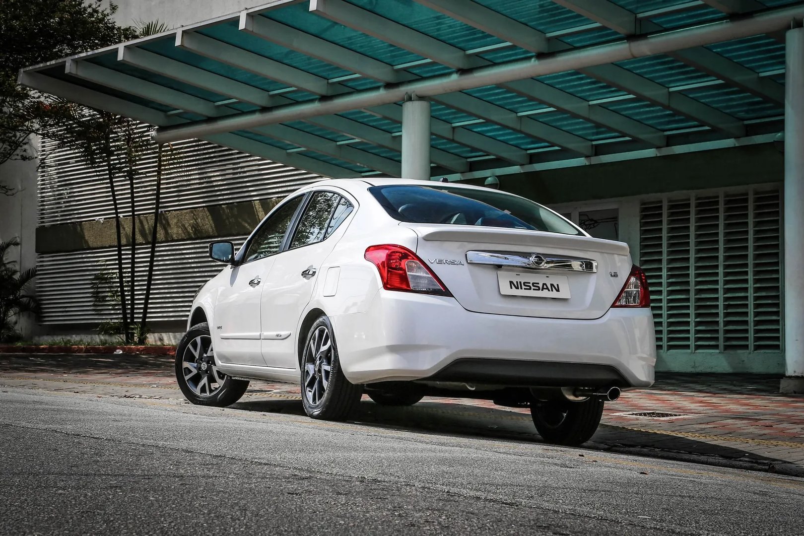 Nissan_Versa_2_generation_restyling__Sedan__10.jpg