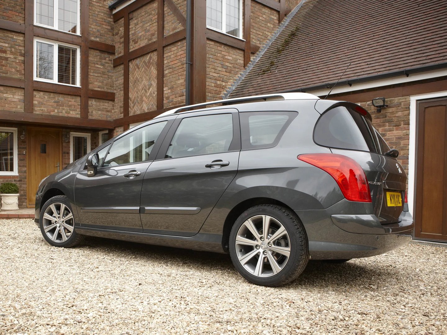 Peugeot_308_1_generation_restyling__Estate_5-door__2.jpg