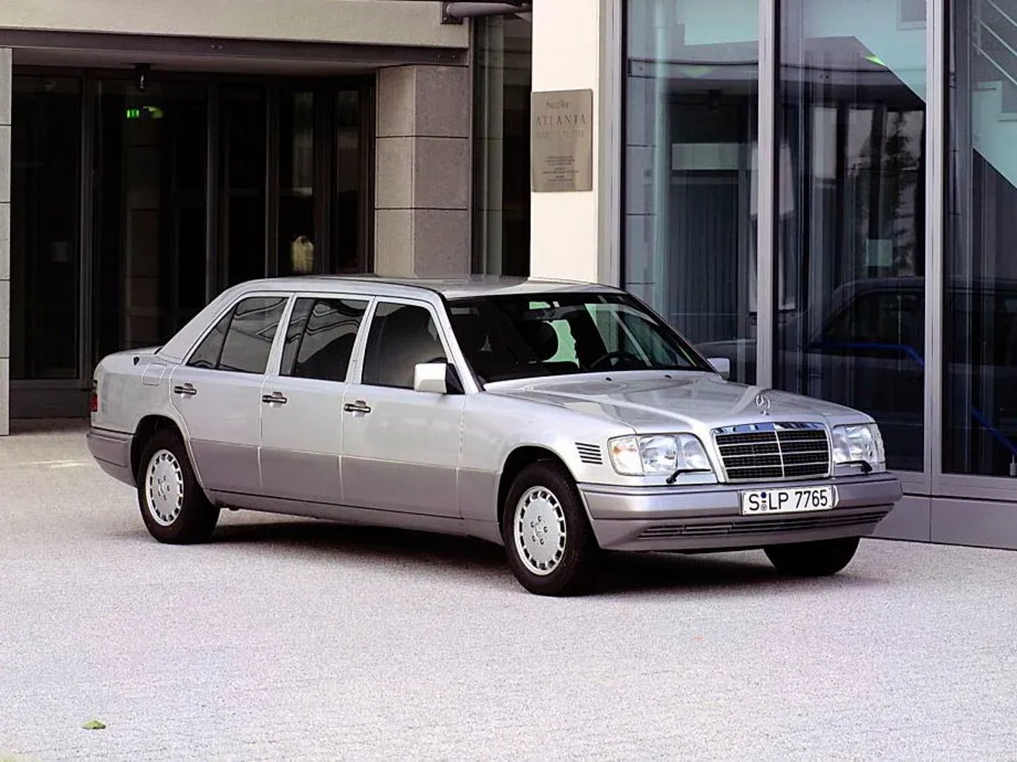 Mercedes_E-Class_1_generation_restyling__Limousine__main.jpg