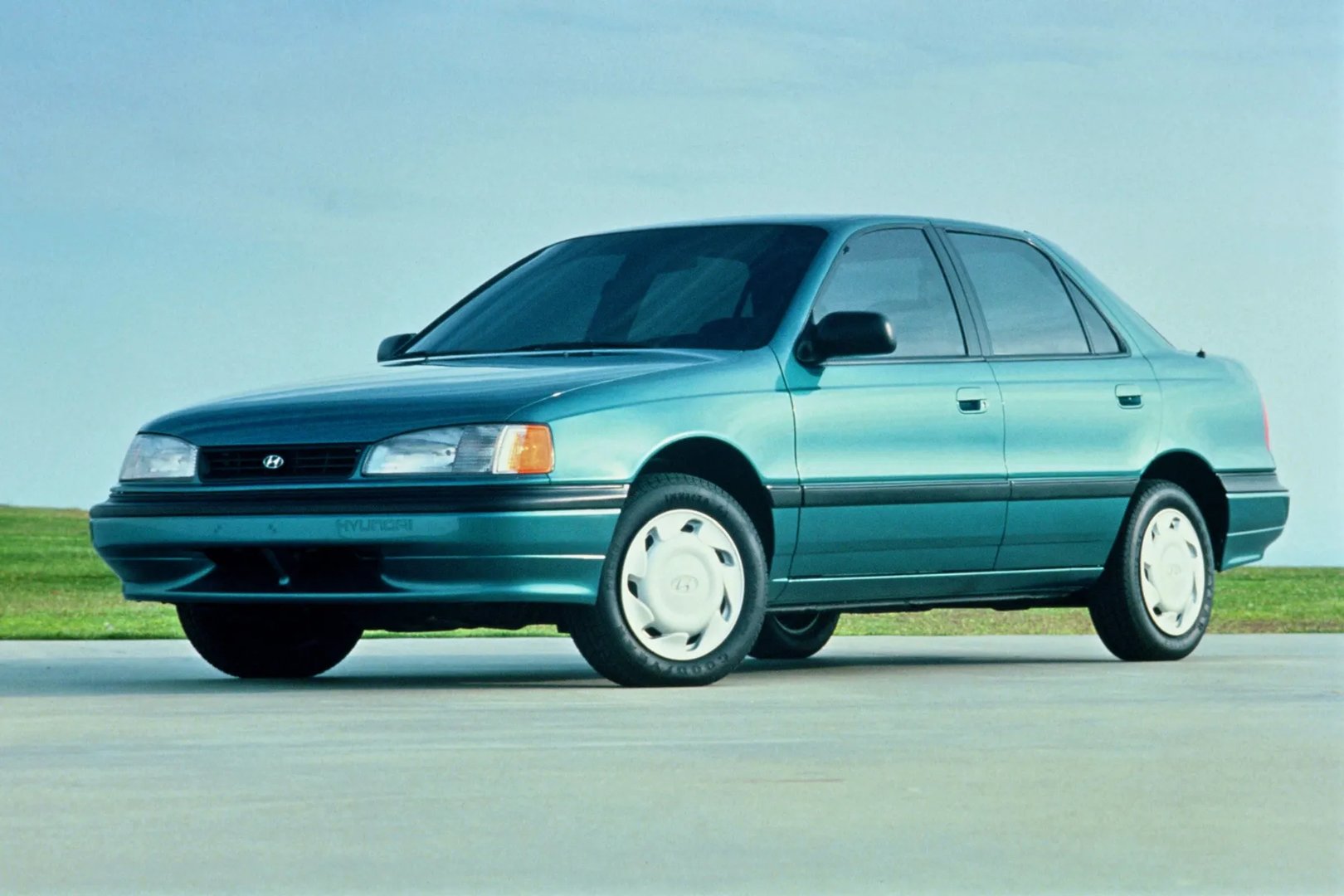 Hyundai_Elantra_1_generation__Sedan__2.jpg