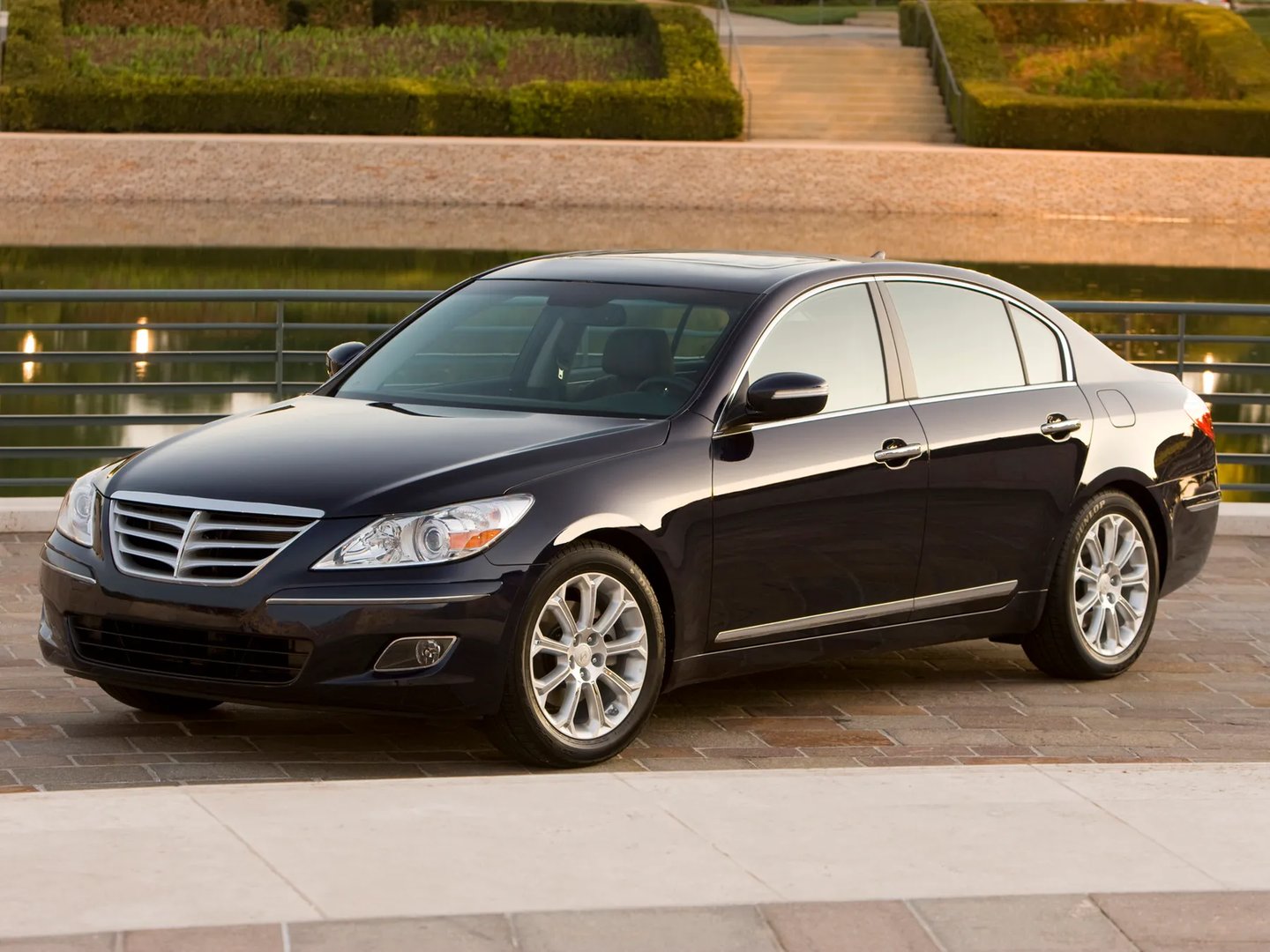Hyundai_Genesis_1_generation__Sedan__6.jpg