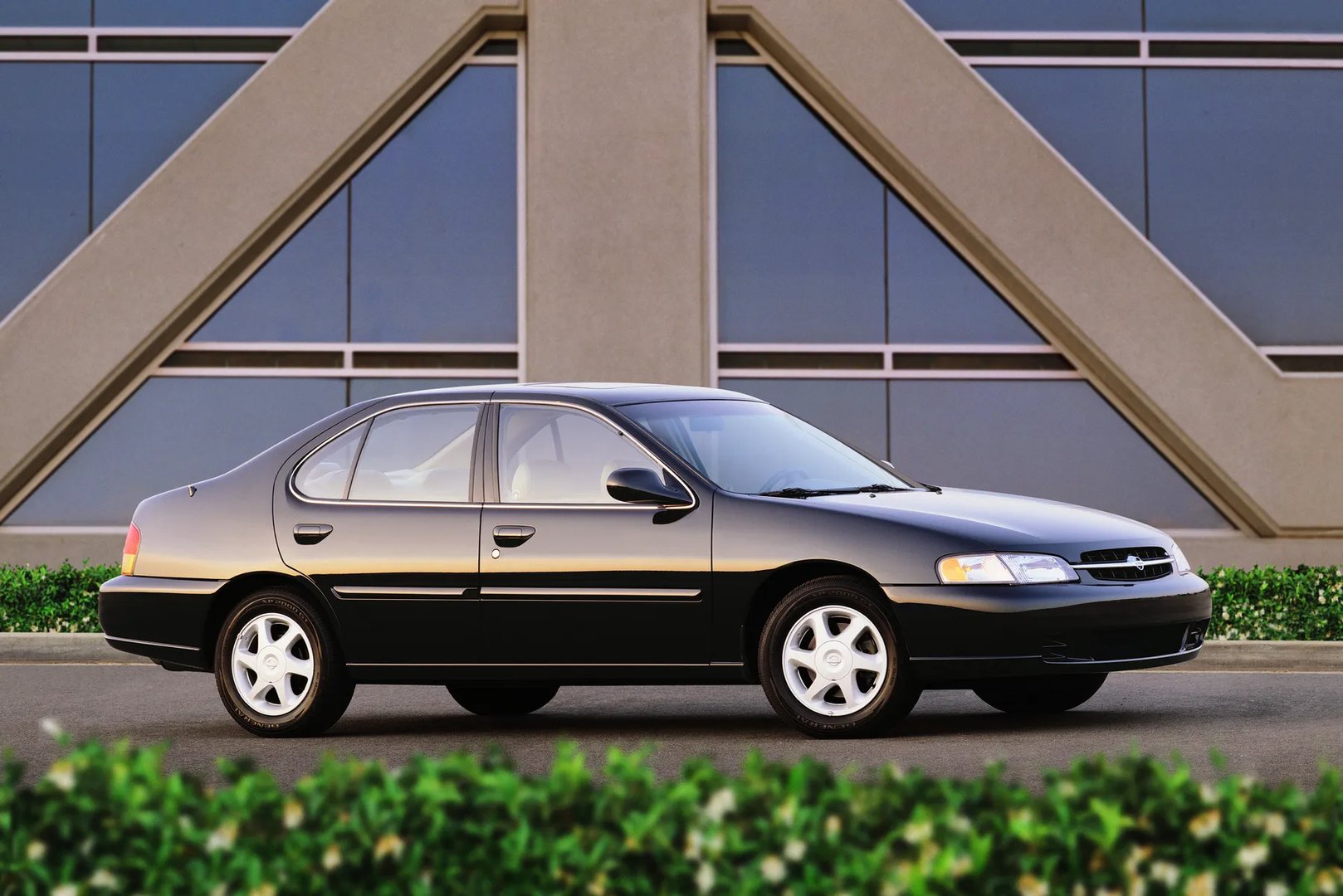 Nissan_Altima_2_generation__Sedan__1.jpg