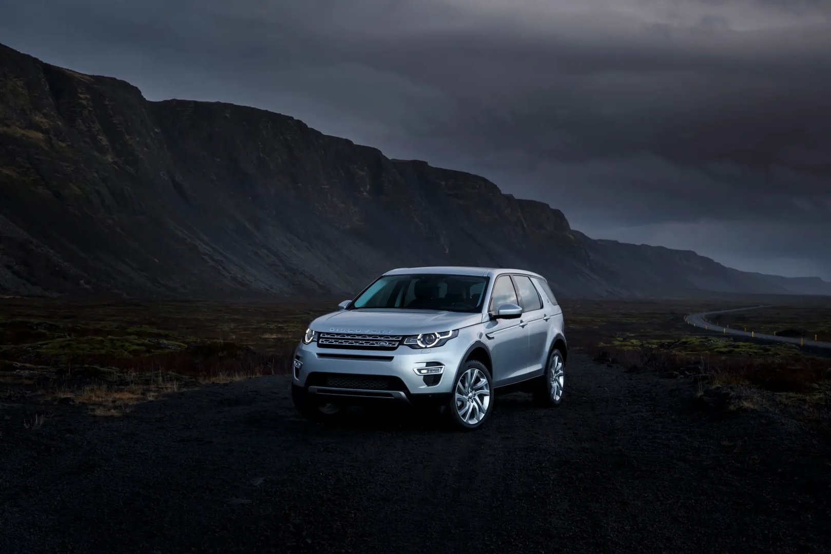 Land Rover_Discovery_Sport_1_generation__SUV_5-doors__1.jpg