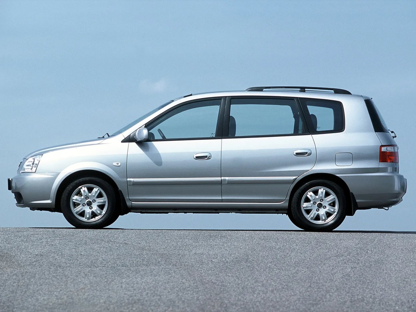 Kia_Carens_1_generation_restyling__Compact_Van__4.jpg
