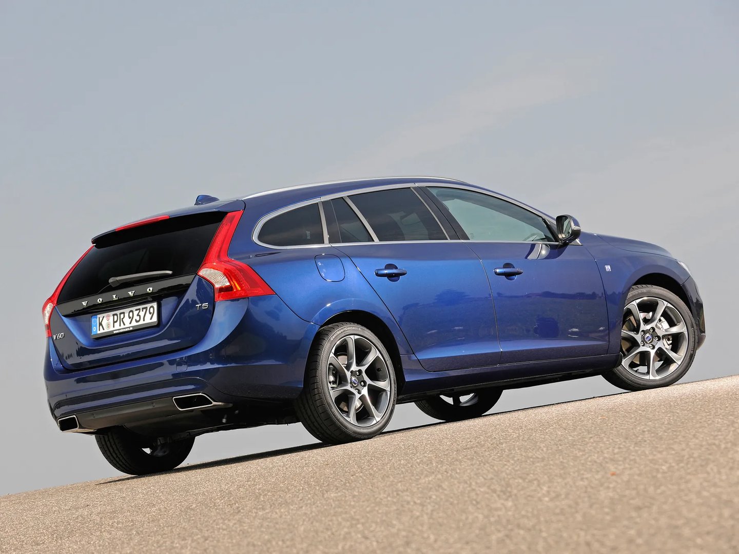 Volvo_V60_1_generation_restyling__Estate_5-door__9.jpg