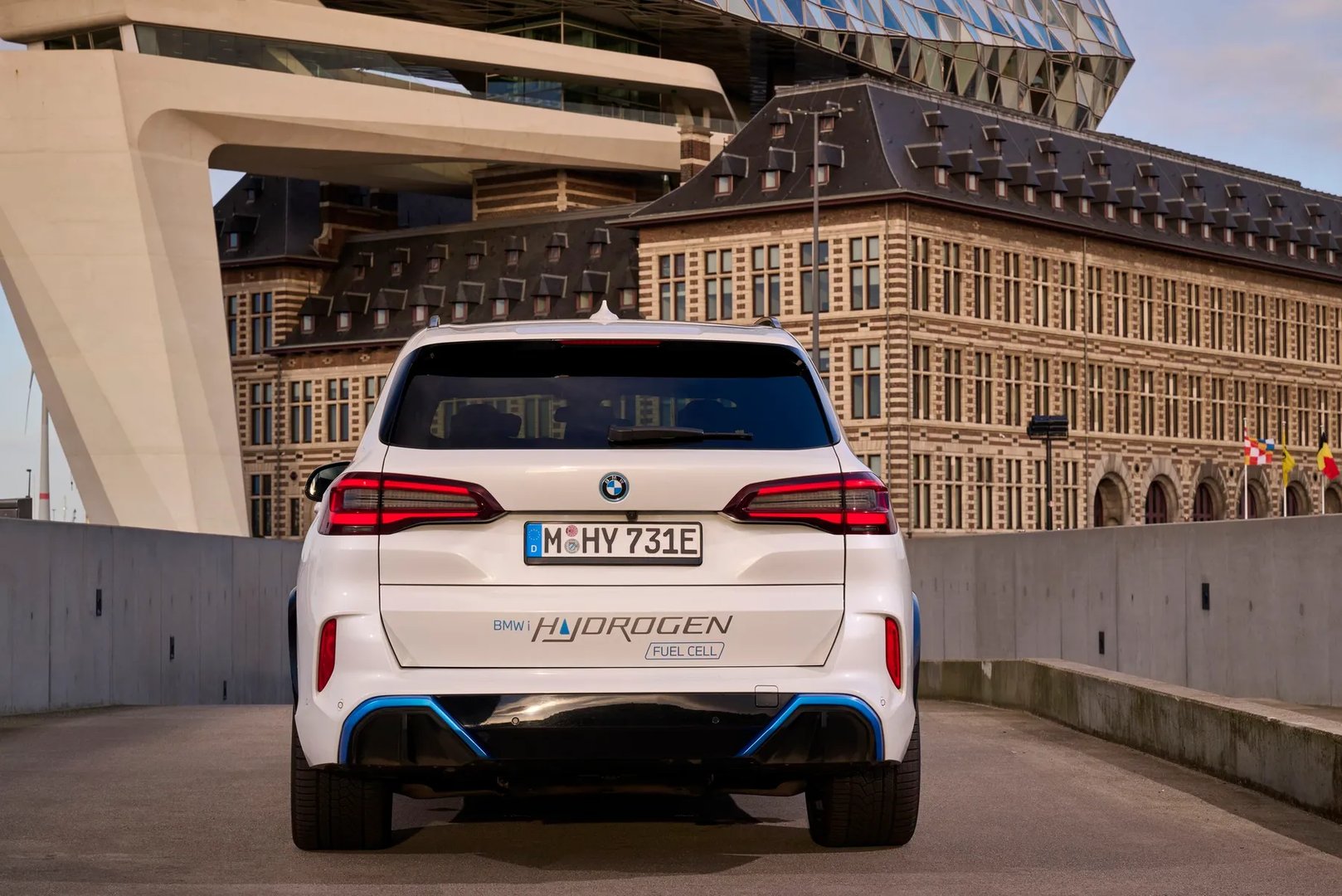 BMW_iX5_Hydrogen_1_generation__SUV_5-doors__4.jpg