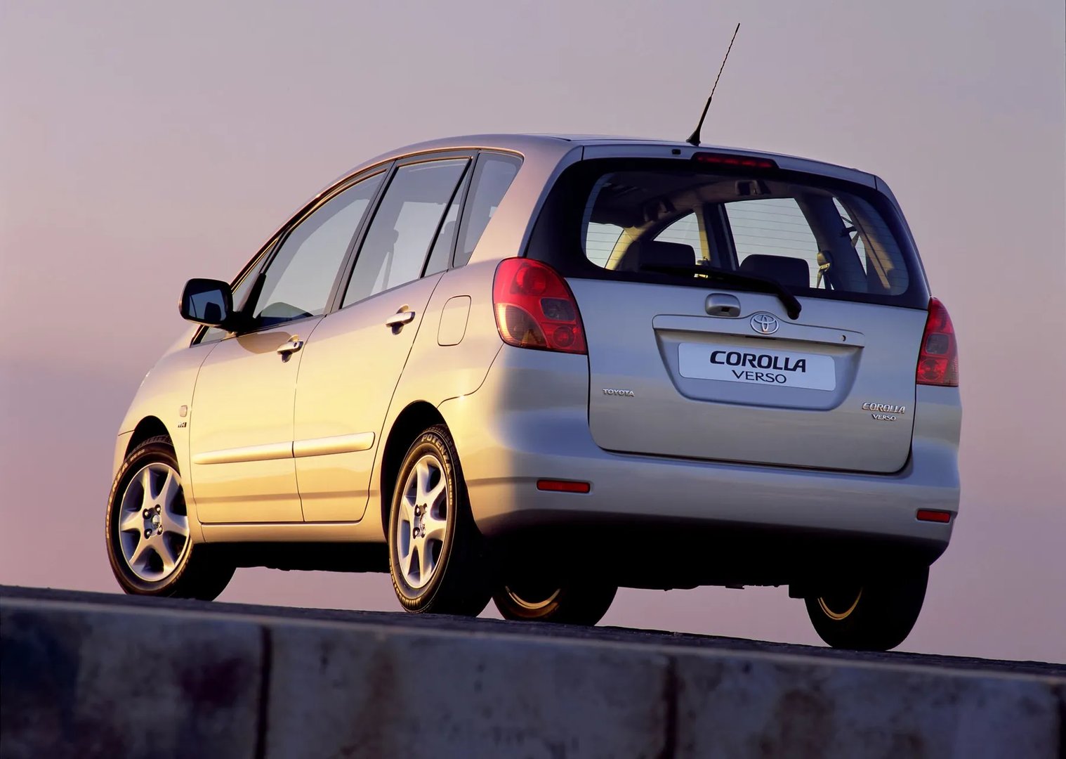 Toyota_Corolla_Verso_1_generation__Compact_Van__1.jpg