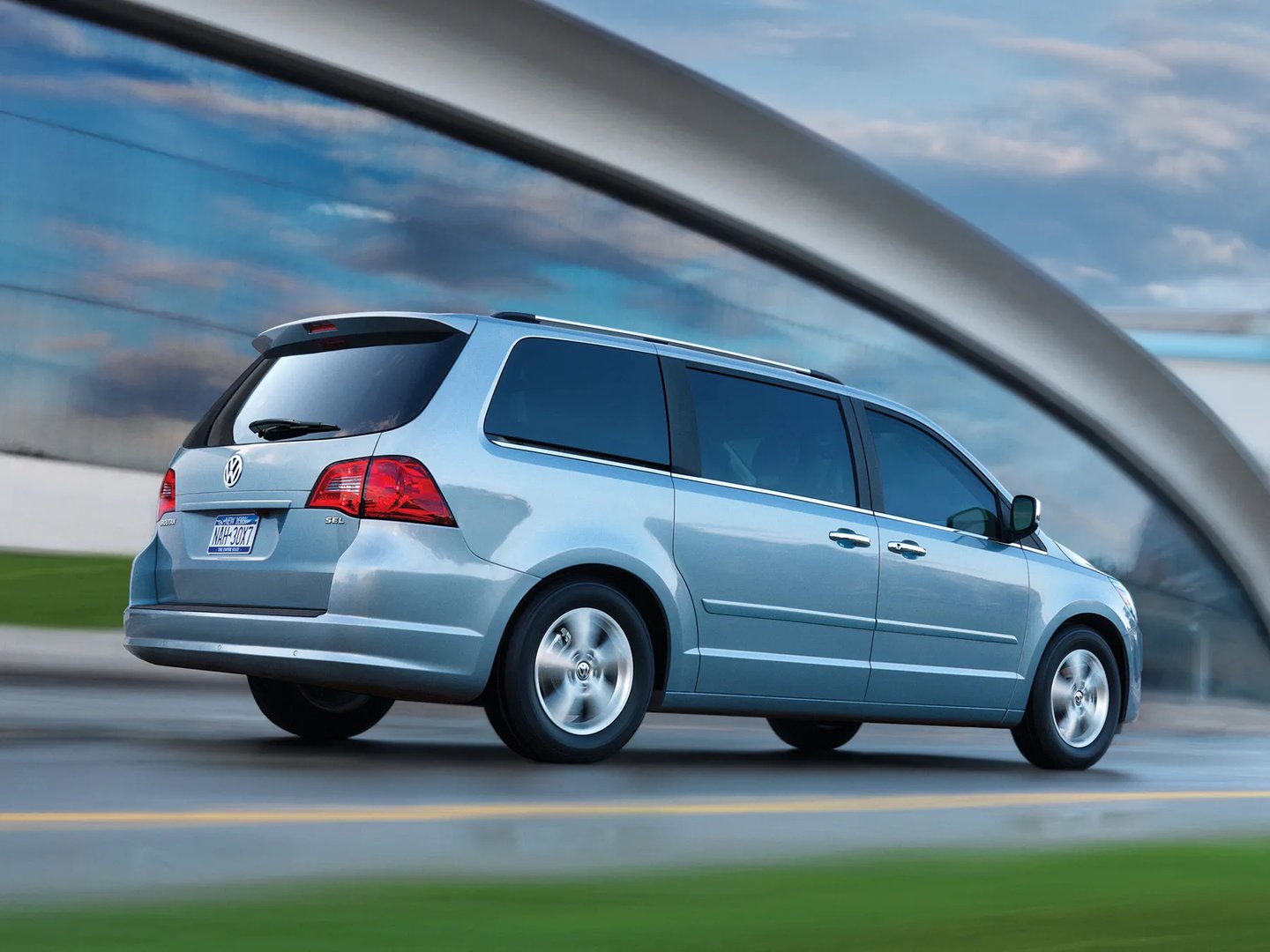 Volkswagen_Routan_1_generation__Minivan__7.jpg