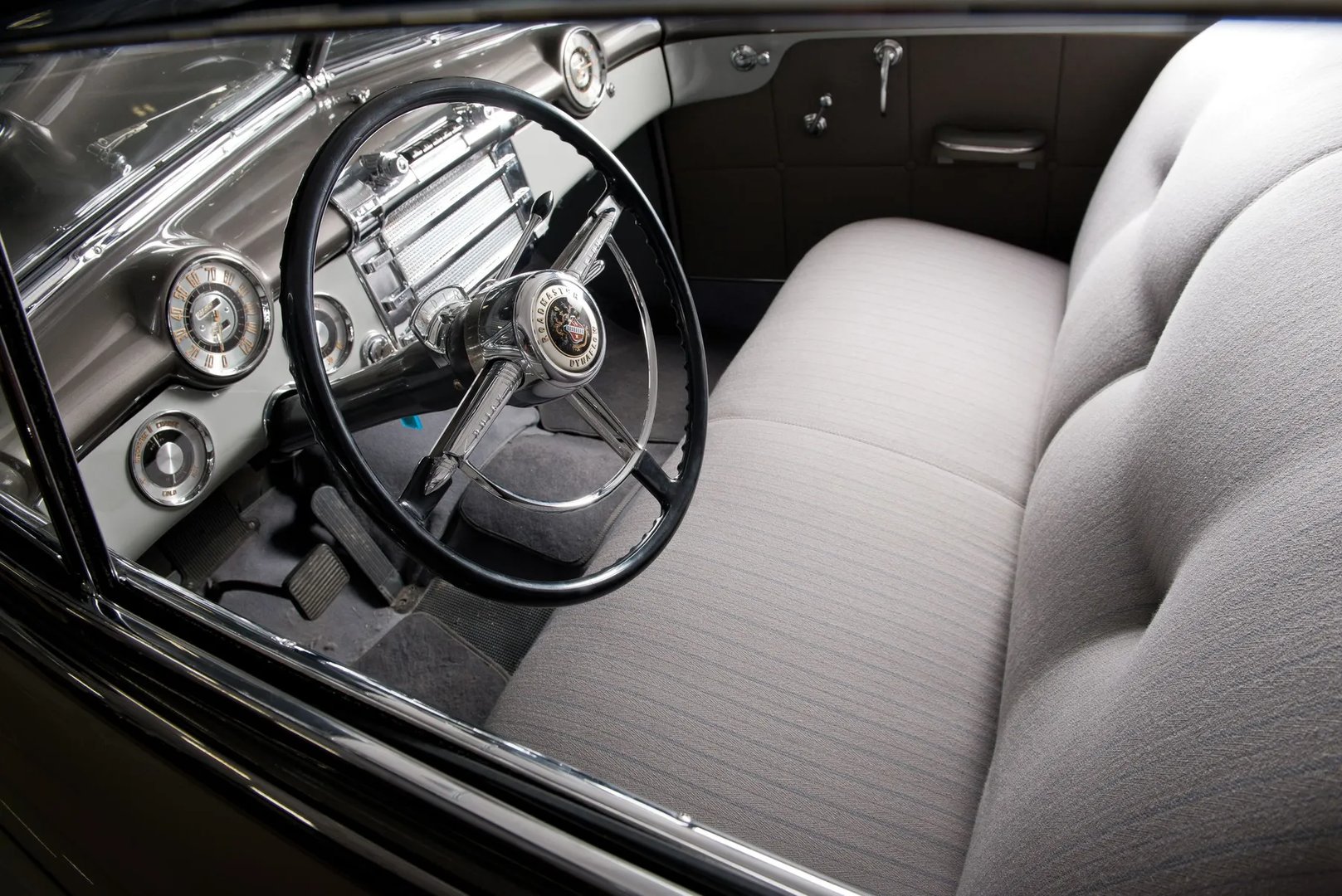 Buick_Roadmaster_4_generation__Sedan__9.jpg