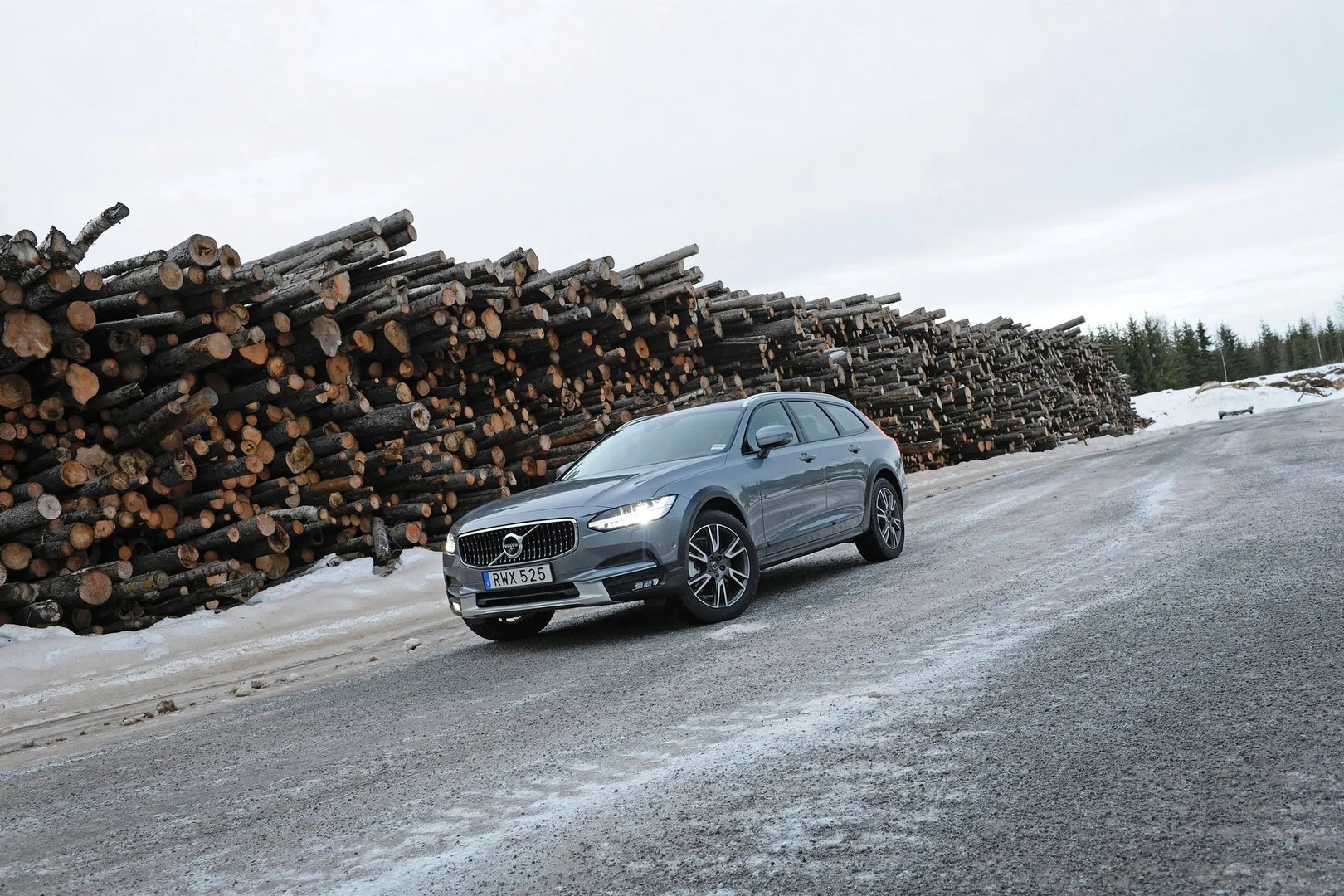 Volvo_V90_Cross_Country_1_generation__Estate_5-door__8.jpg