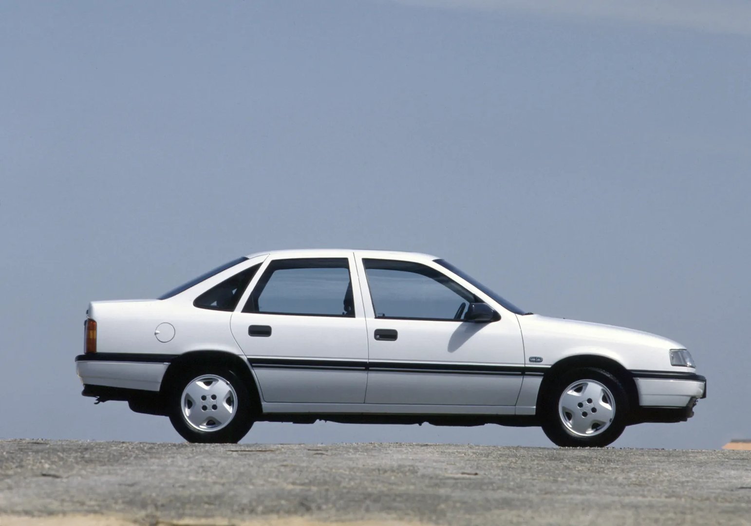 Opel_Vectra_1_generation__Sedan__6.jpg